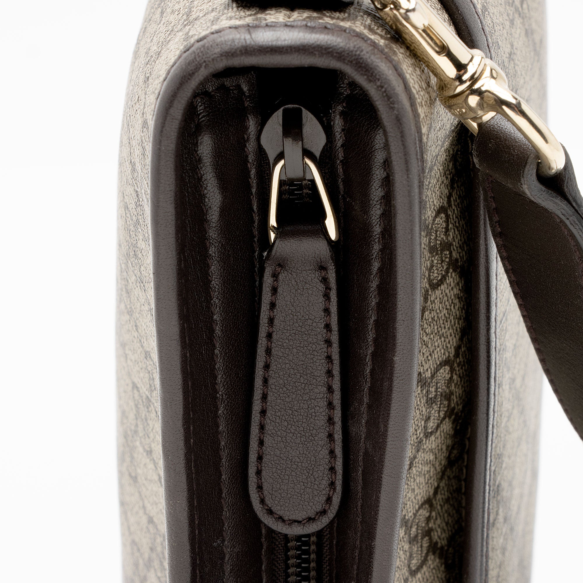 Gucci GG Supreme Classic Flat Medium Messenger Bag (SHF-z1jpvQ)