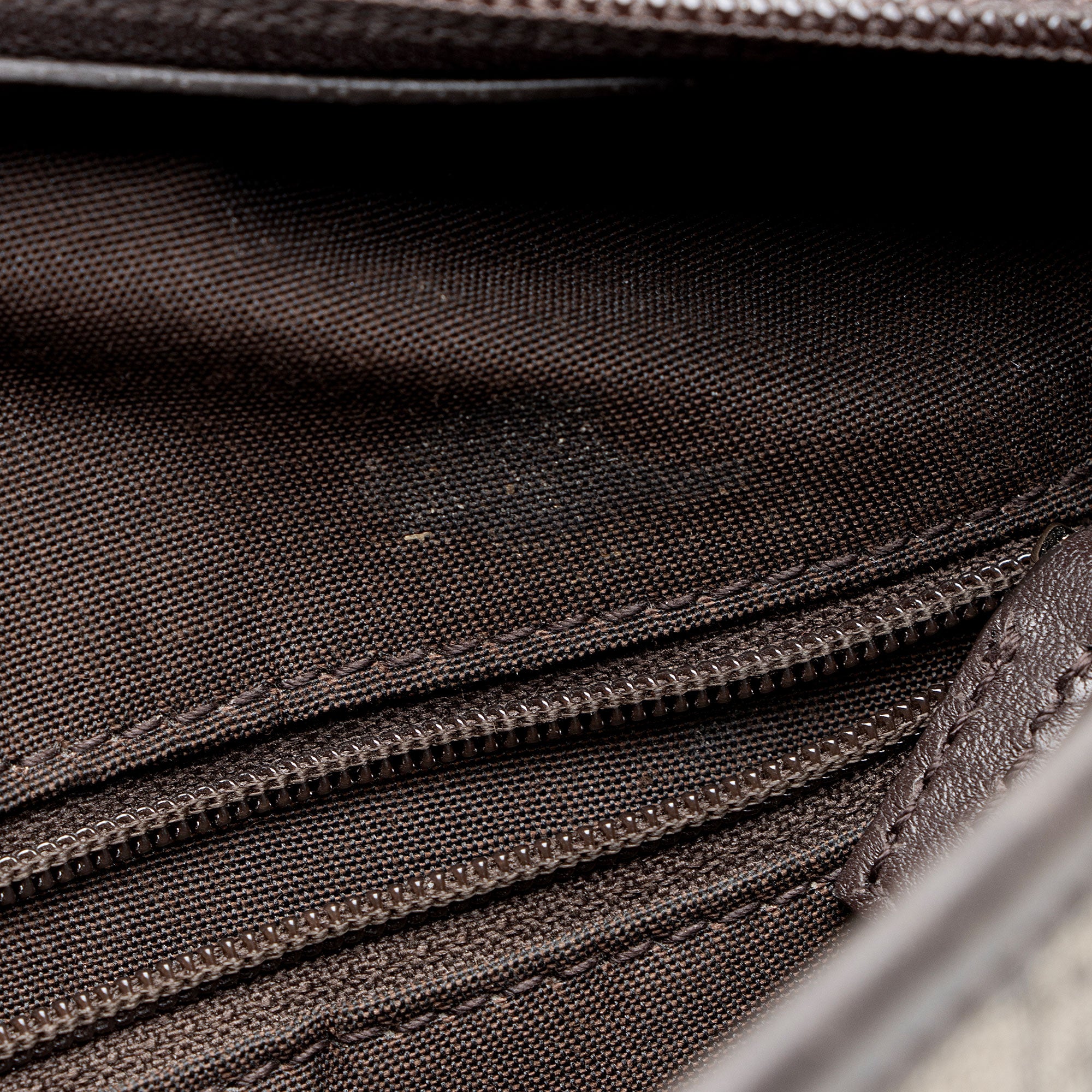 Gucci GG Supreme Classic Flat Medium Messenger Bag (SHF-z1jpvQ)