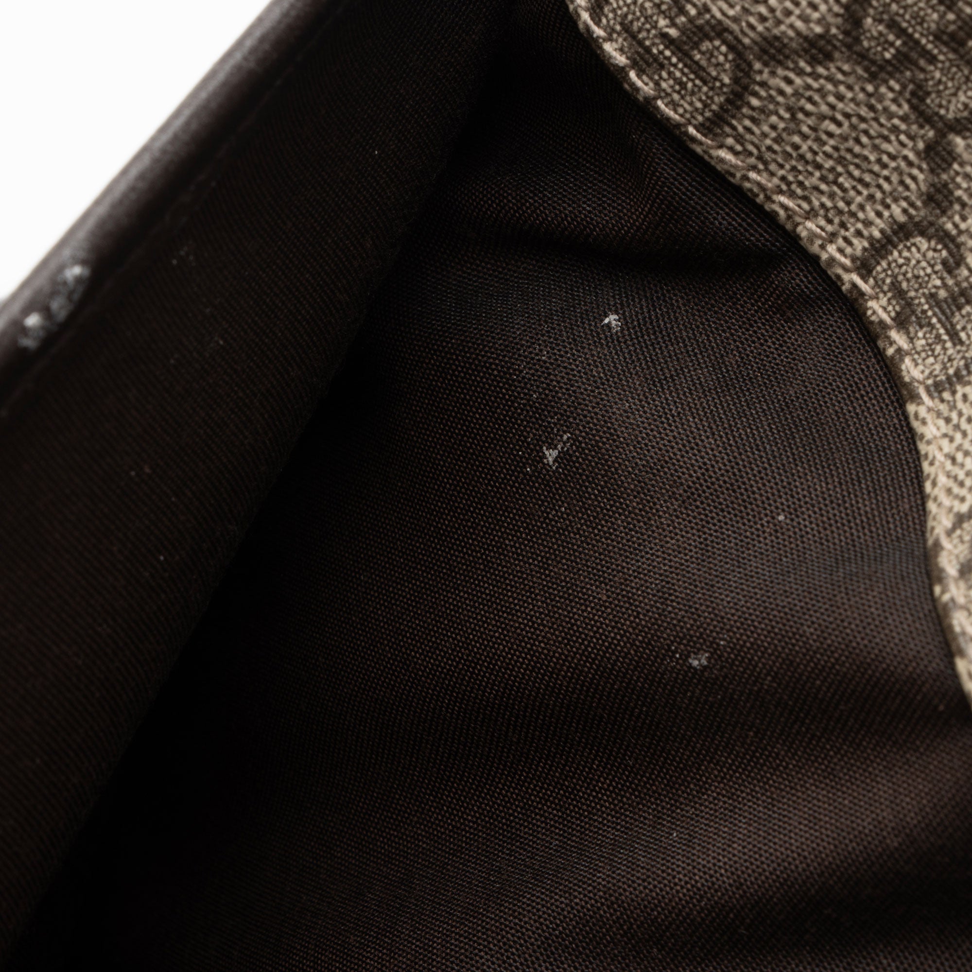 Gucci GG Supreme Classic Flat Medium Messenger Bag (SHF-z1jpvQ)