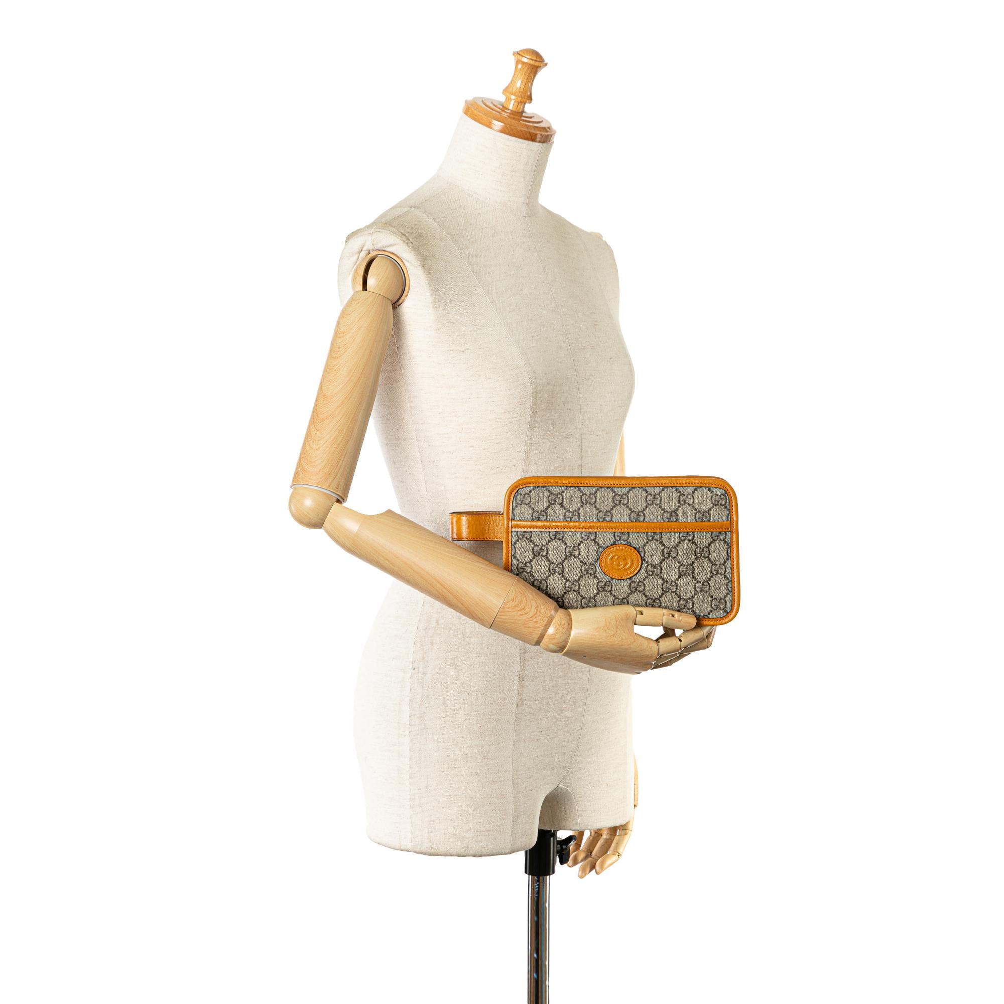 Gucci GG Supreme Interlocking G Clutch (SHG-d5SKs0)