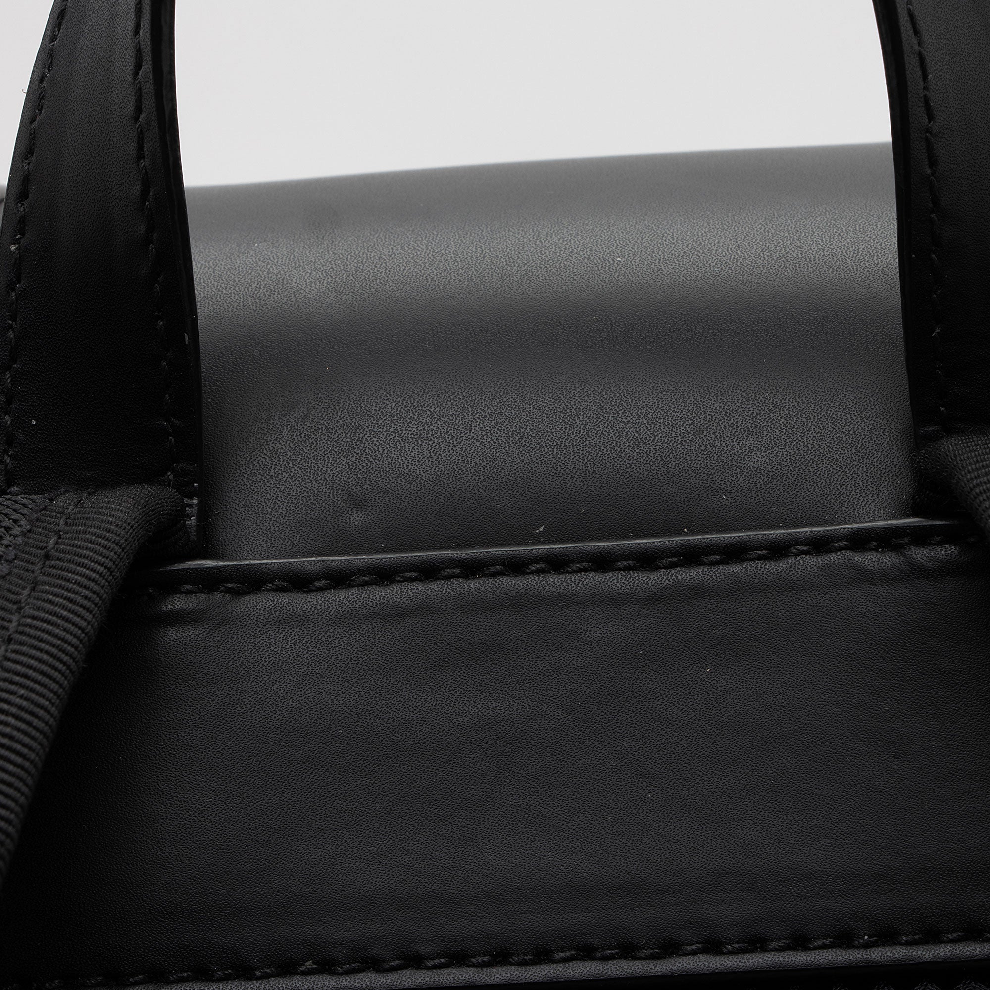 Gucci GG Supreme Medium Flap Backpack (SHF-FgH5FO)