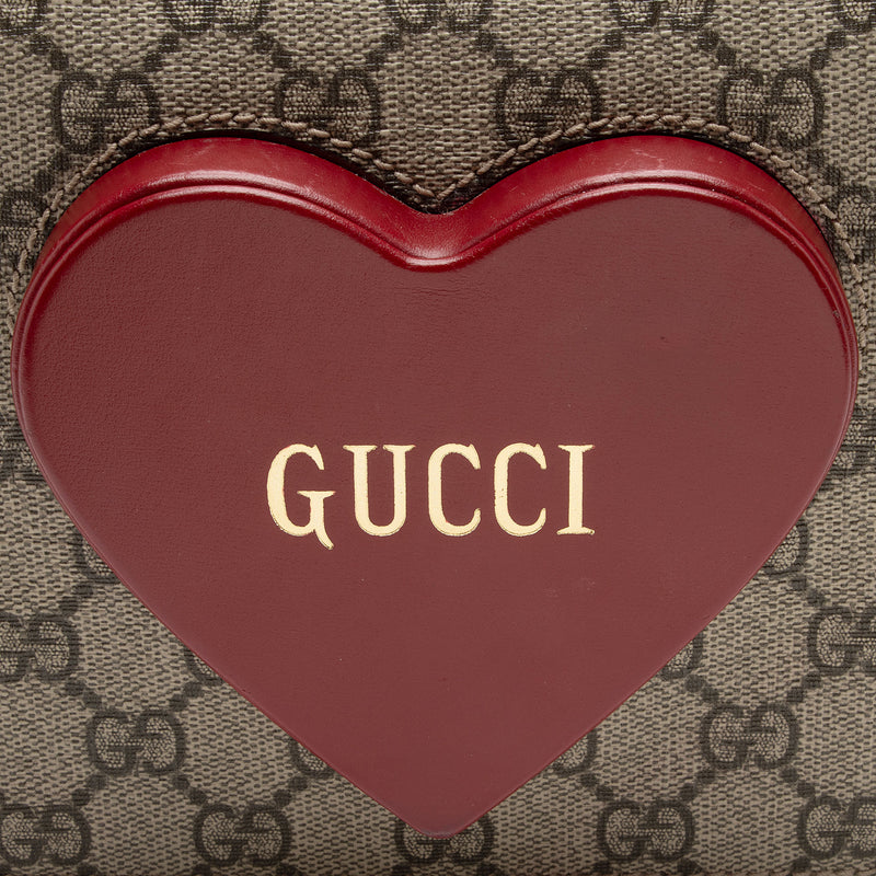 Gucci GG Supreme Script Logo Heart Crossbody (SHF-khREaw)