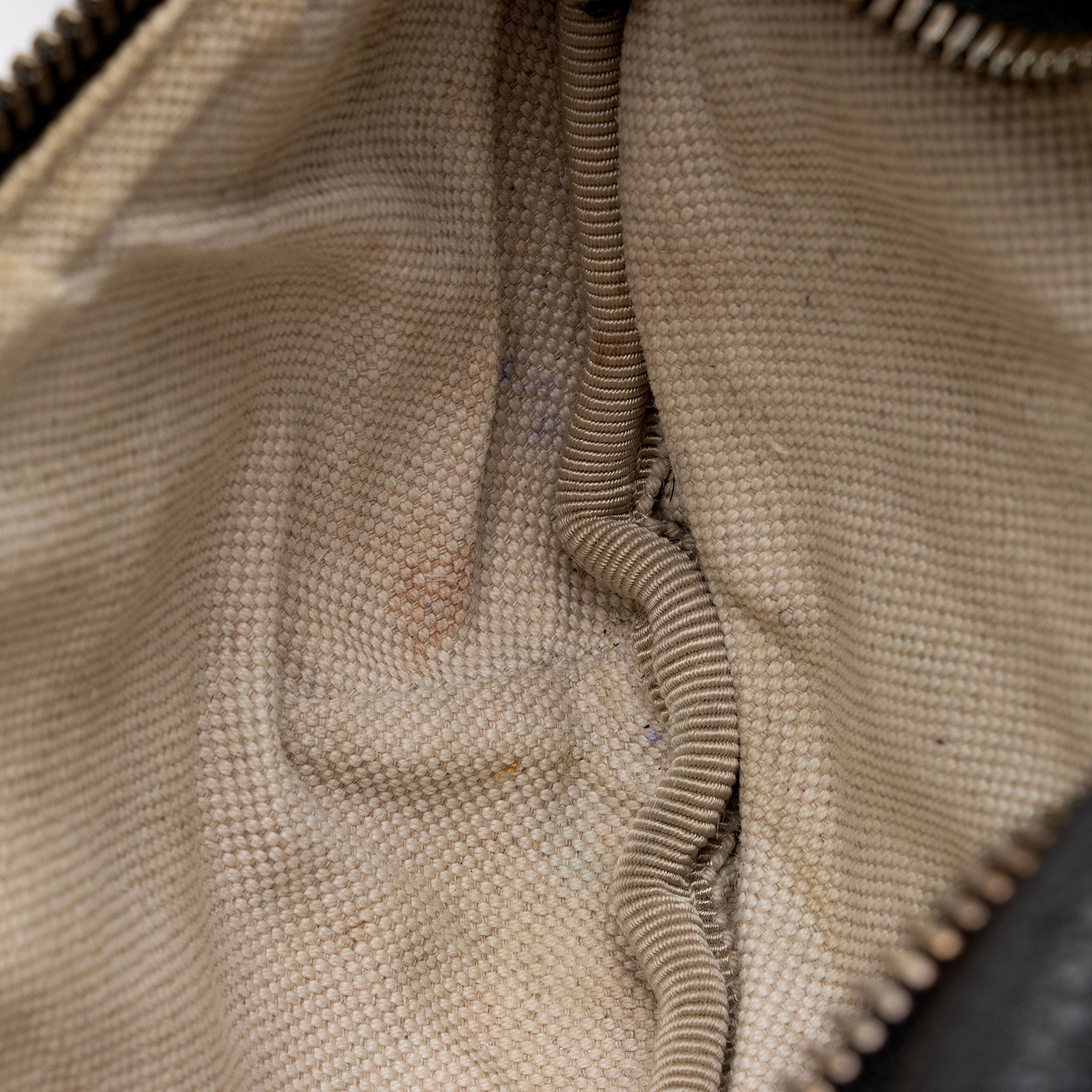 Gucci Leather Logo Belt Bag (SHF-NyrC5V)