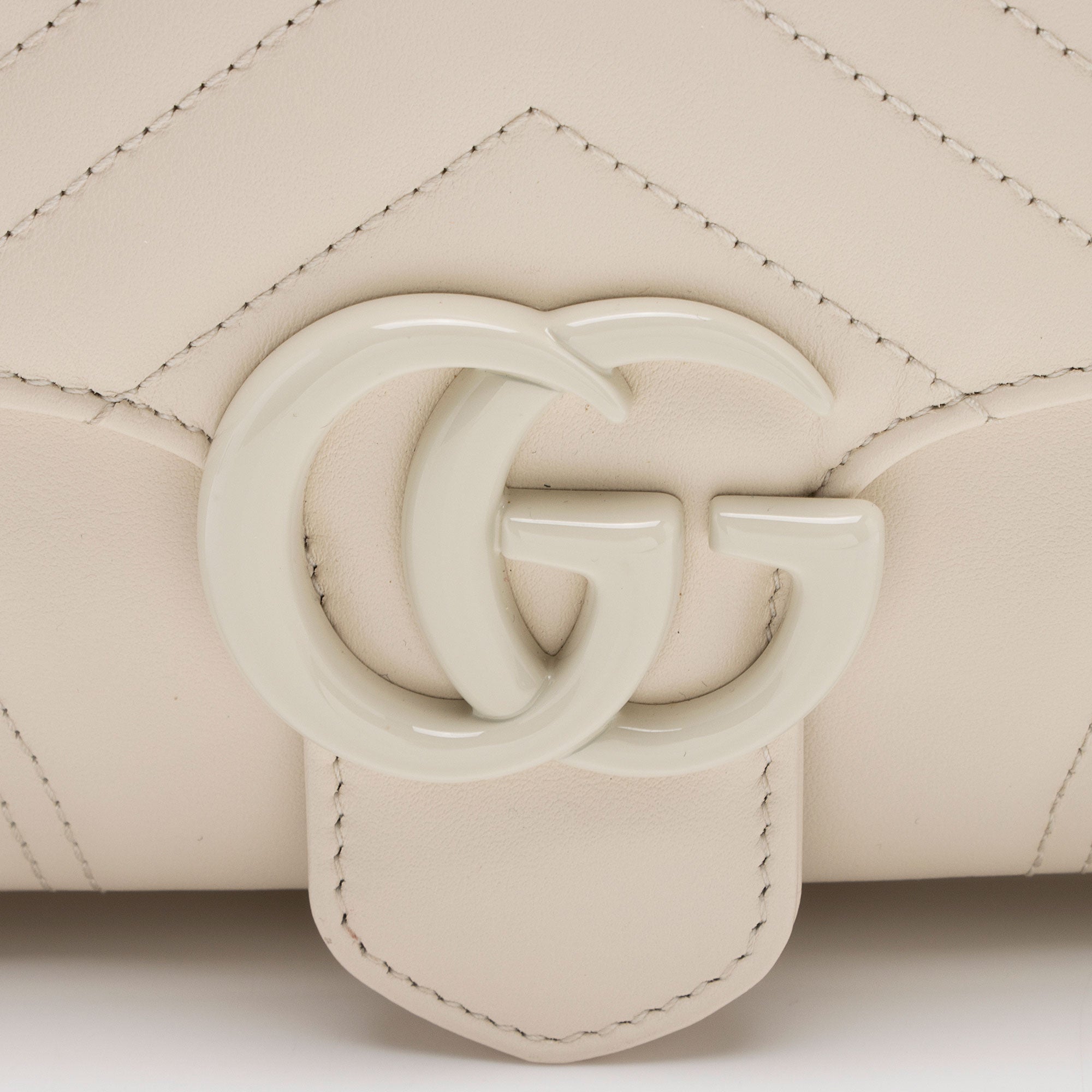 Gucci Matelasse Leather GG Marmont Monochrome Small Flap Shoulder Bag (SHF-KTzQNK)