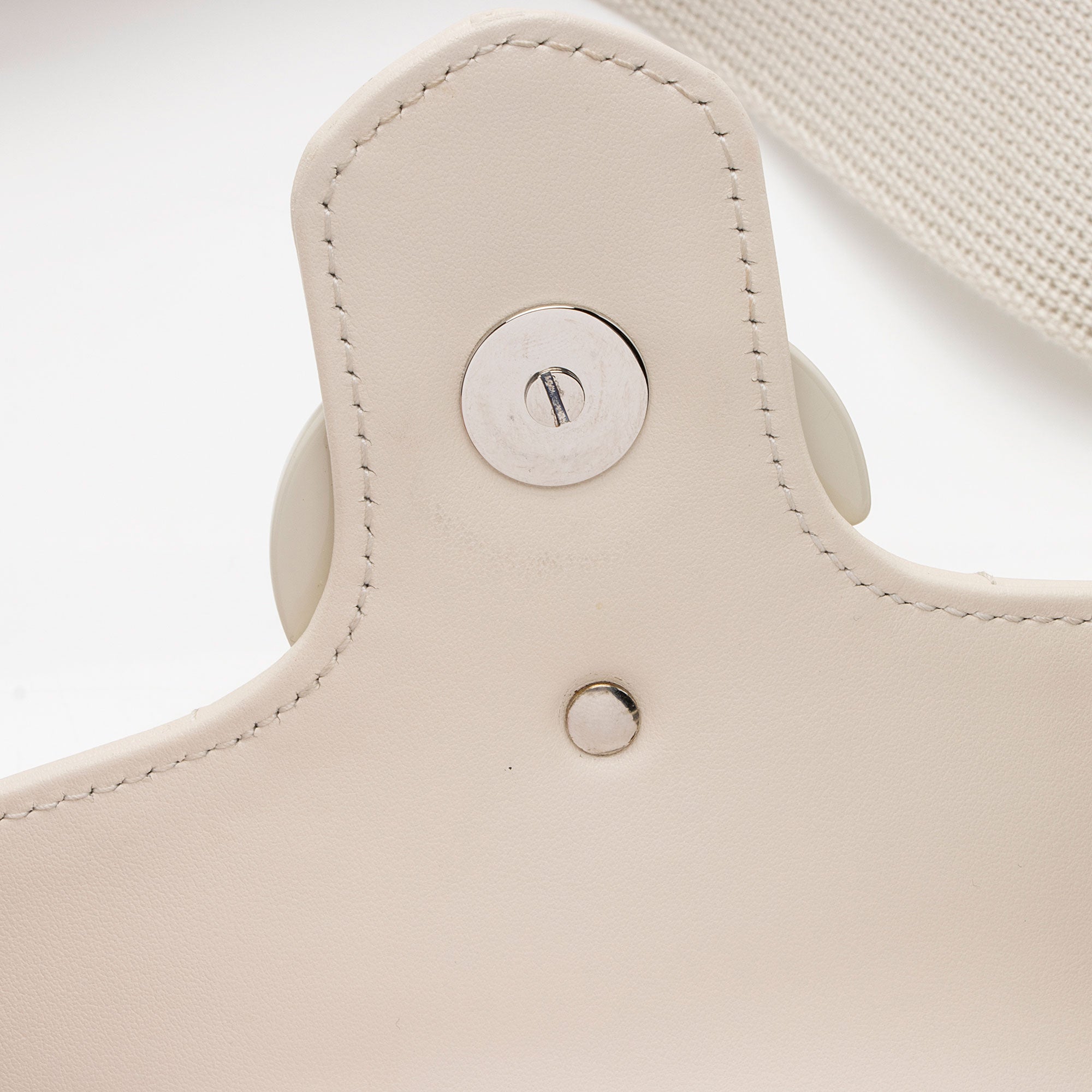 Gucci Matelasse Leather GG Marmont Monochrome Small Flap Shoulder Bag (SHF-KTzQNK)