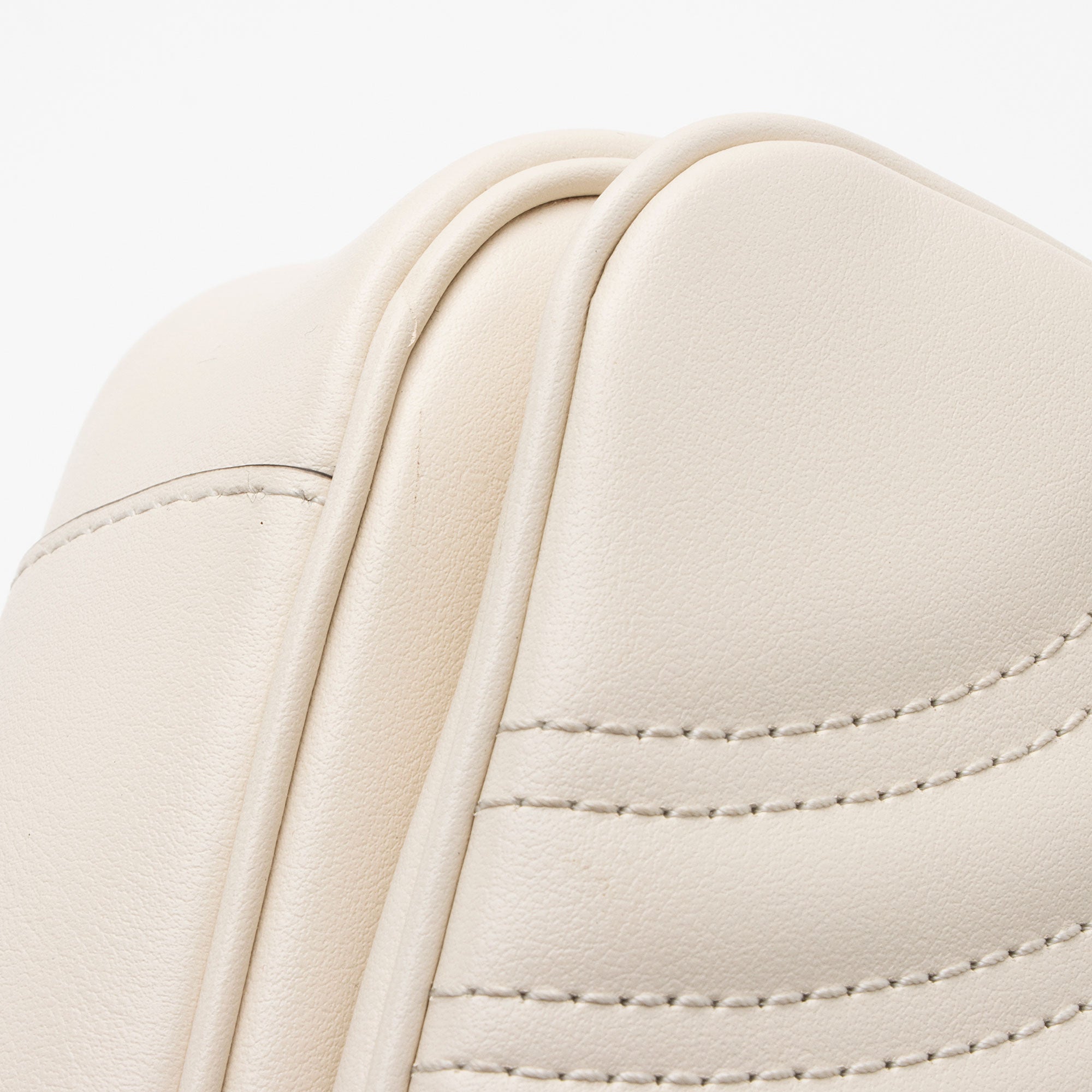 Gucci Matelasse Leather GG Marmont Monochrome Small Flap Shoulder Bag (SHF-KTzQNK)