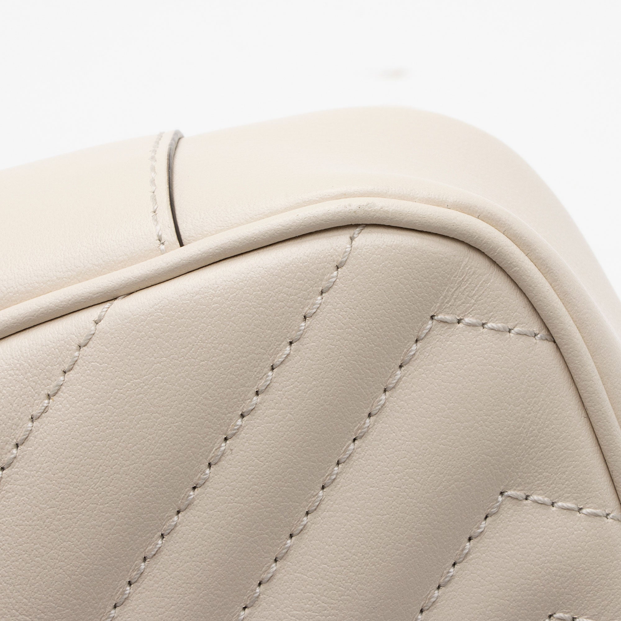 Gucci Matelasse Leather GG Marmont Monochrome Small Flap Shoulder Bag (SHF-KTzQNK)