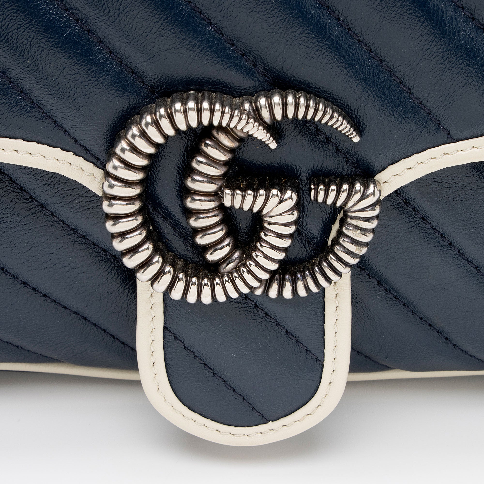 Gucci Matelasse Leather Torchon GG Marmont Small Flap Bag (SHF-V987rt)