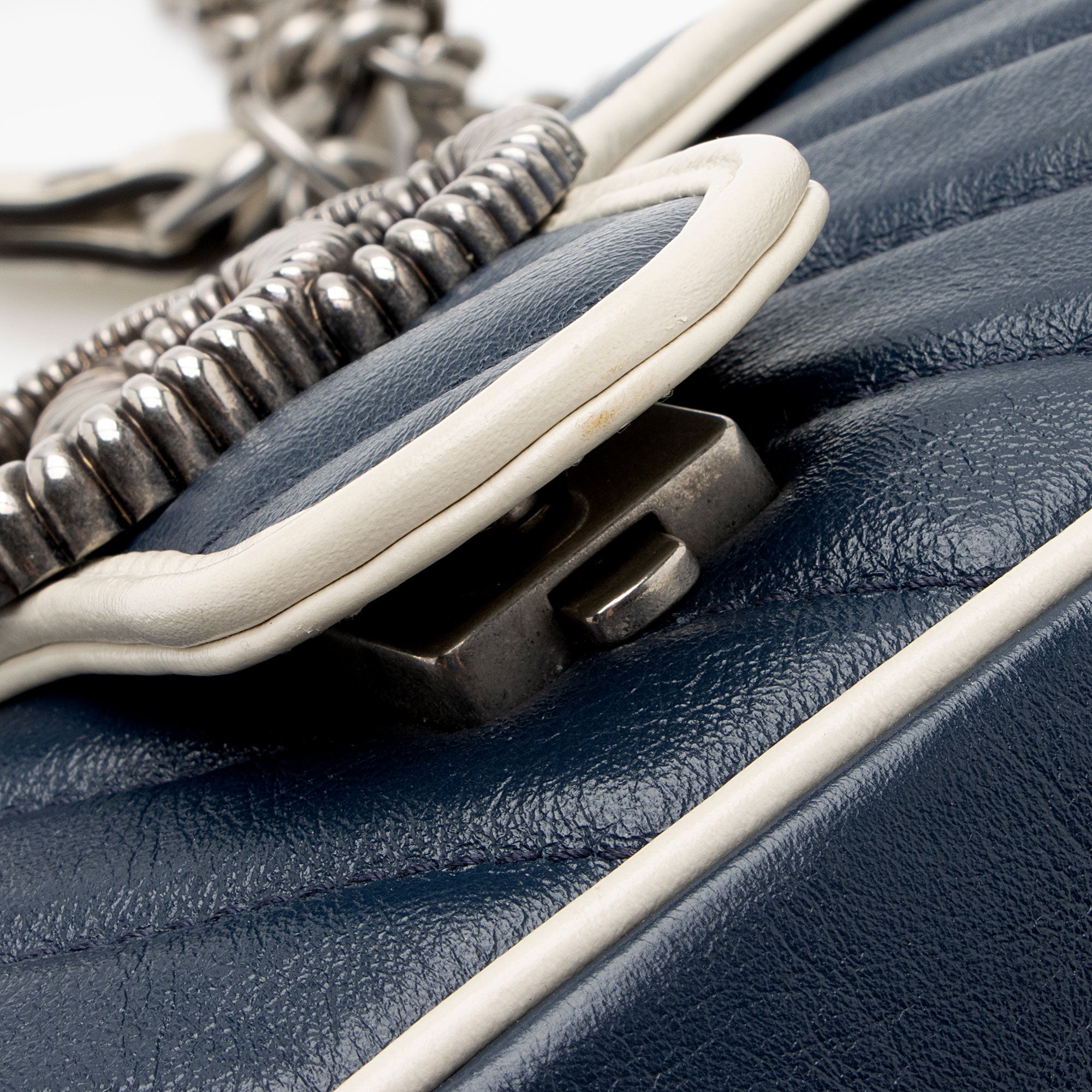 Gucci Matelasse Leather Torchon GG Marmont Small Flap Bag (SHF-V987rt)