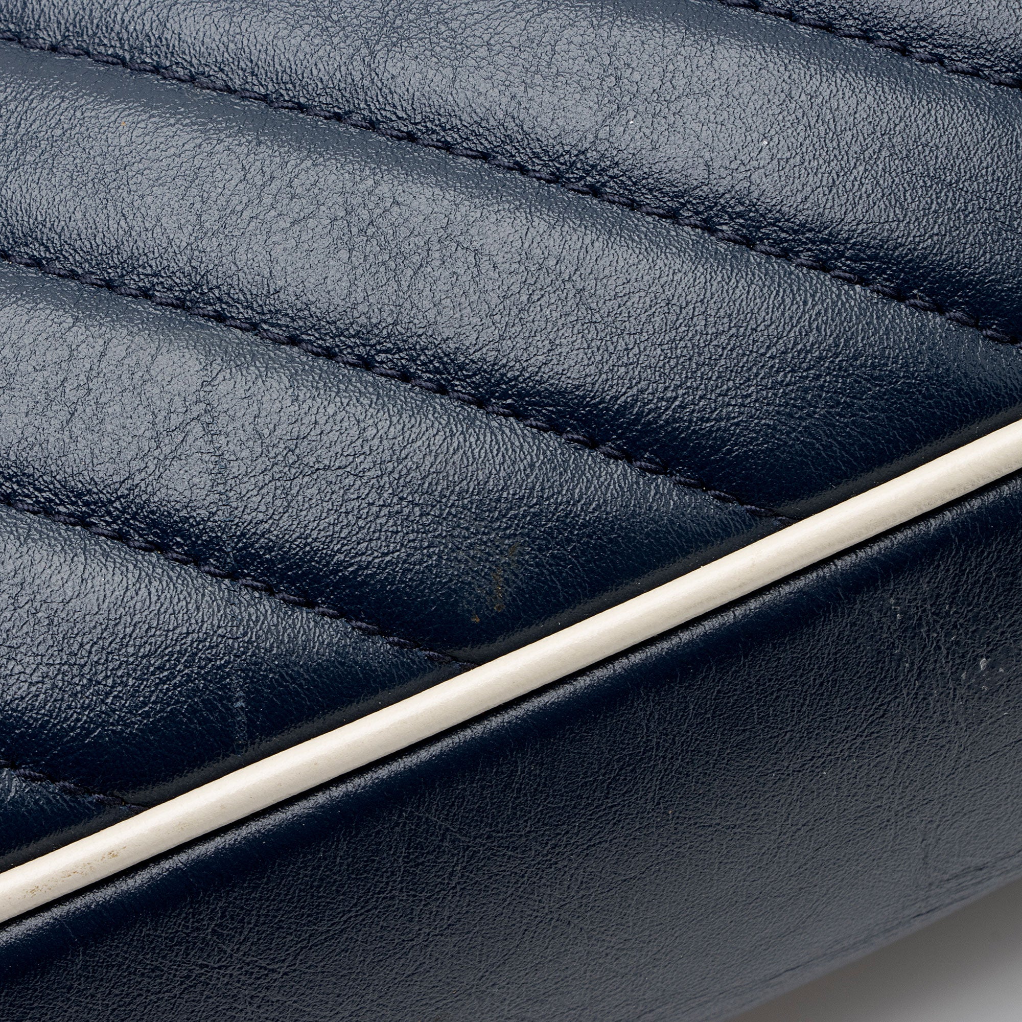 Gucci Matelasse Leather Torchon GG Marmont Small Flap Bag (SHF-V987rt)