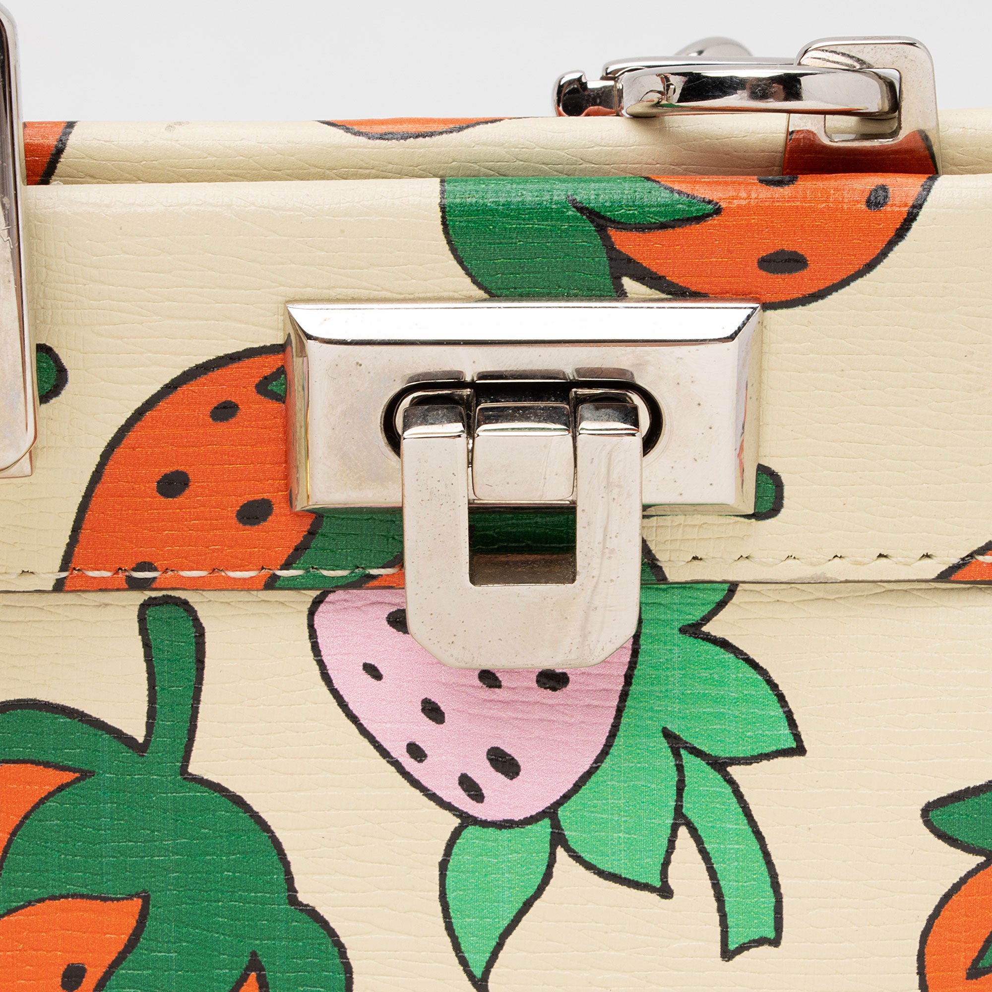 Gucci Printed Leather Strawberry Zumi Medium Tote (SHF-HJJ9pH)