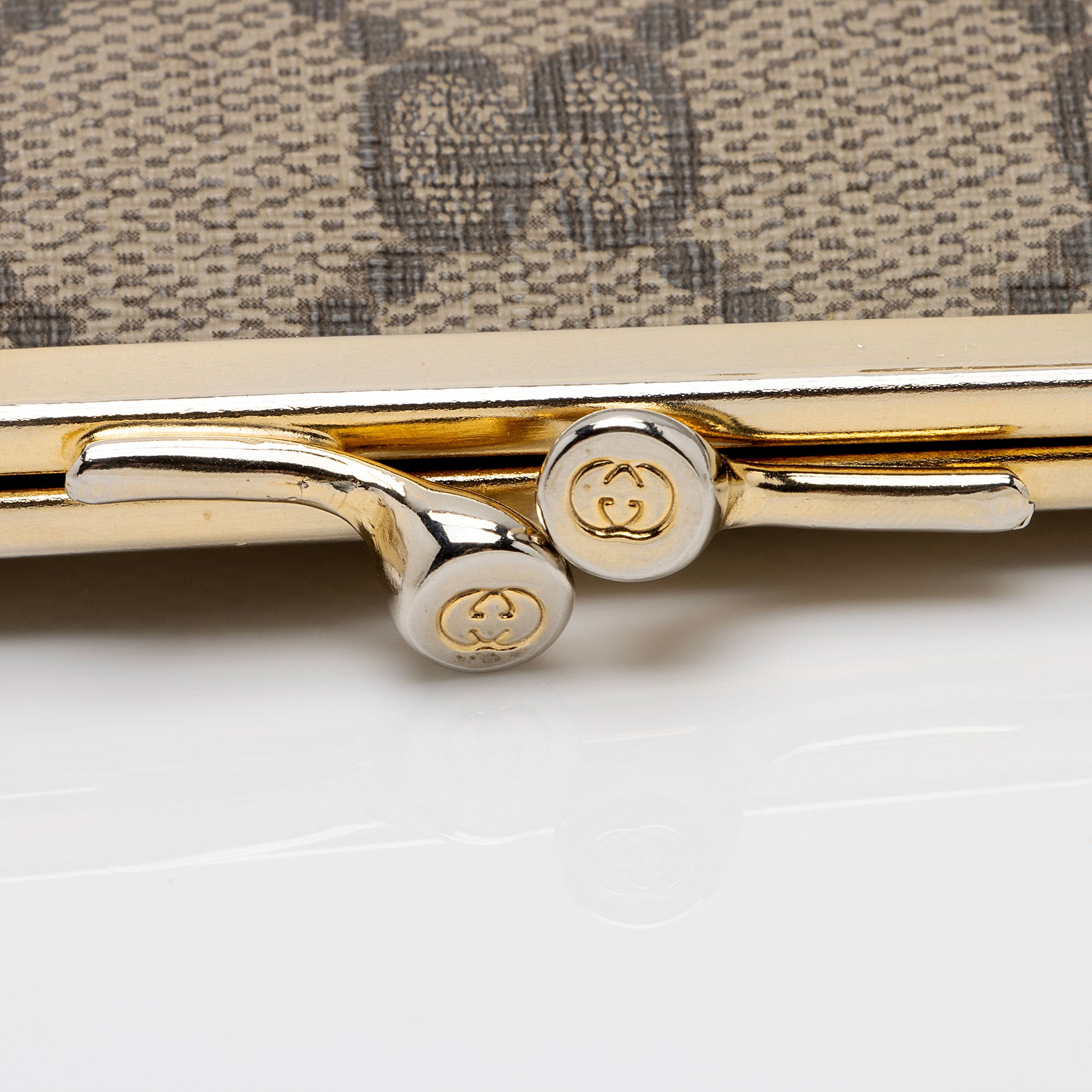 Gucci Vintage GG Supreme Kiss Lock Coin Pouch (SHF-xxZ0al)