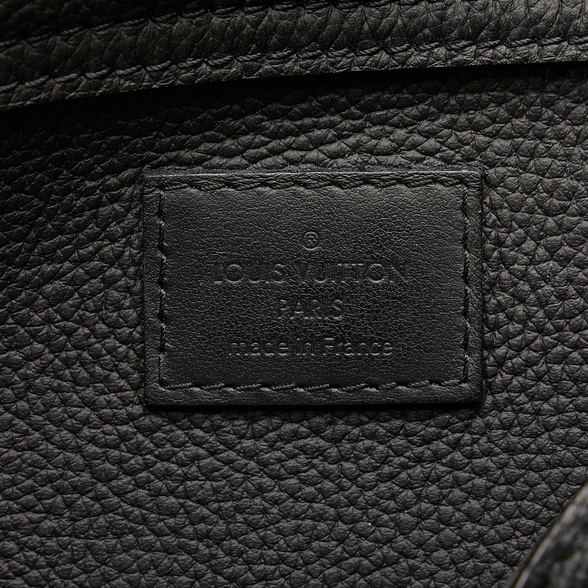 Louis Vuitton Aerogram Takeoff Sling (SHG-Tu0SKL)