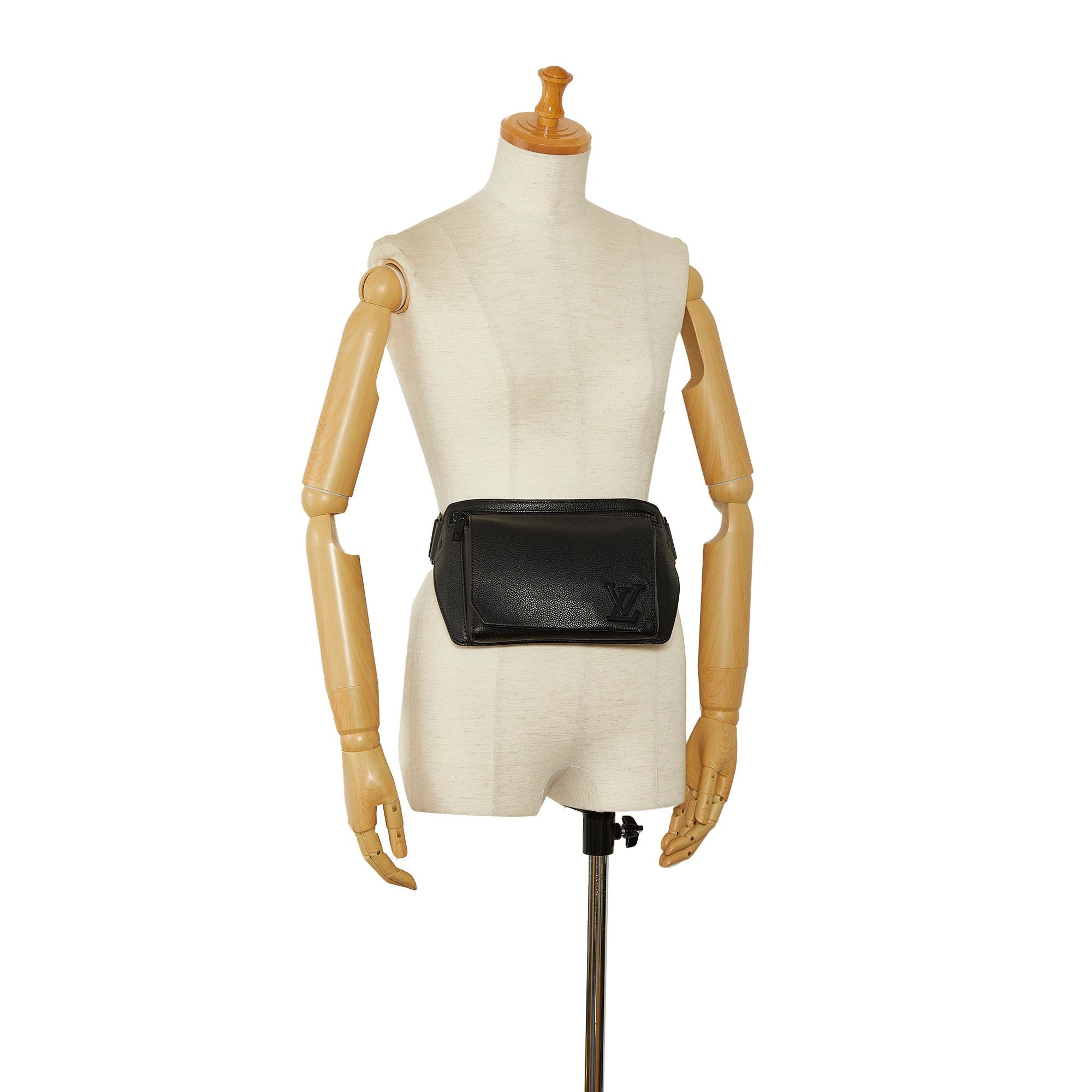 Louis Vuitton Aerogram Takeoff Sling (SHG-Tu0SKL)