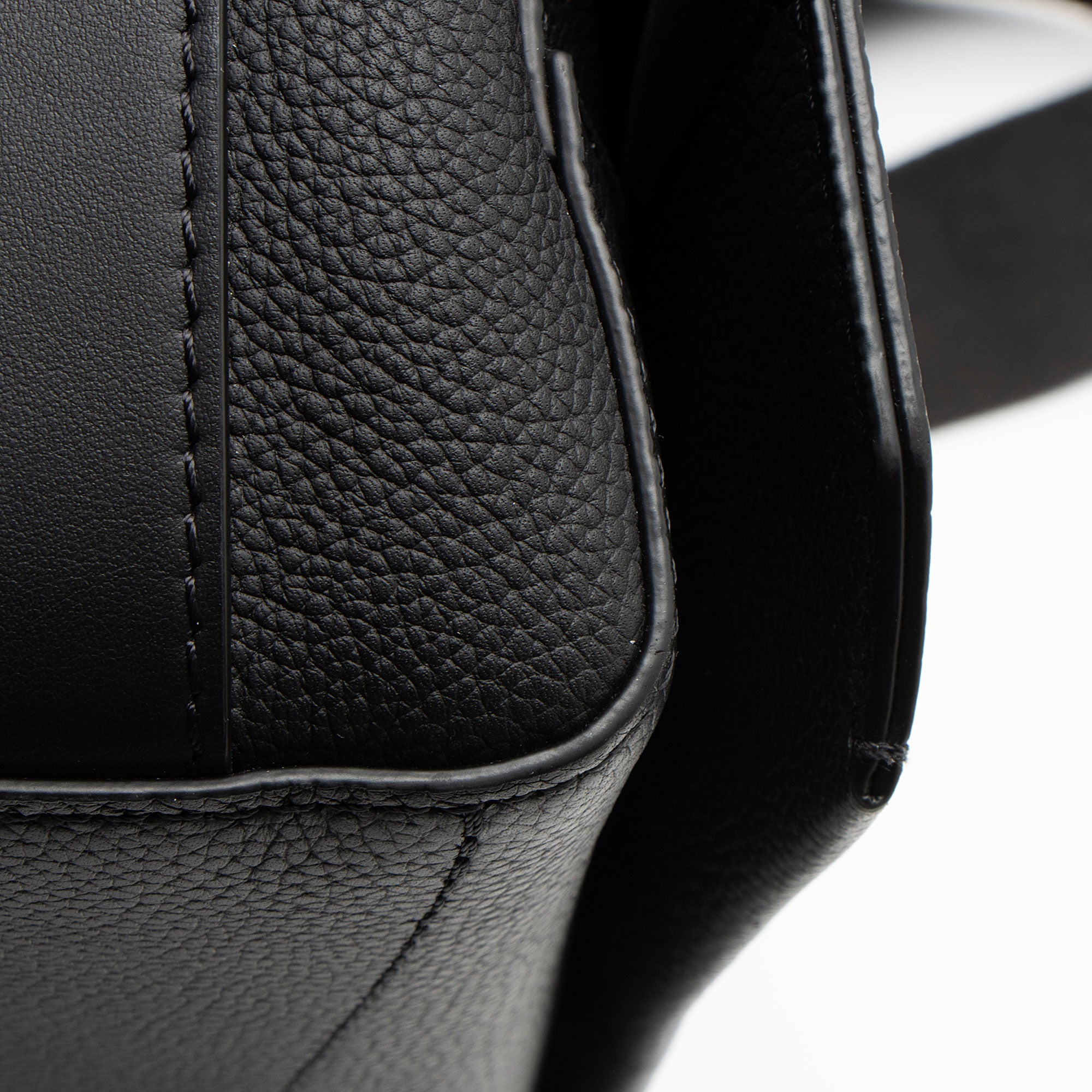 Louis Vuitton Calfskin Aerogram Takeoff Messenger