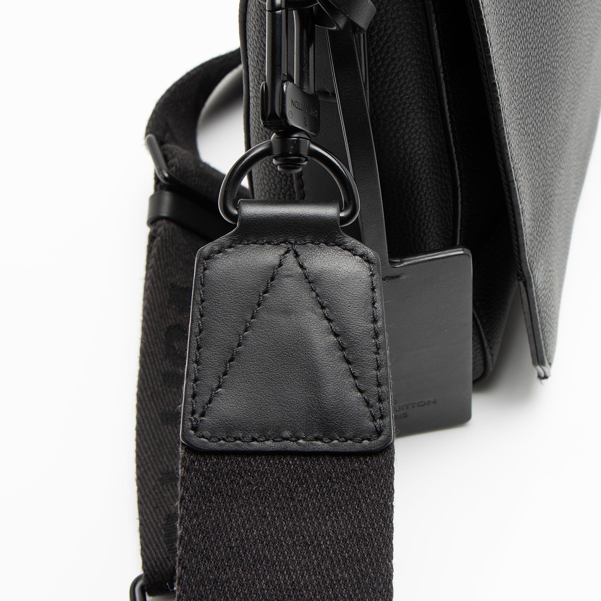 Louis Vuitton Calfskin Aerogram Takeoff Messenger