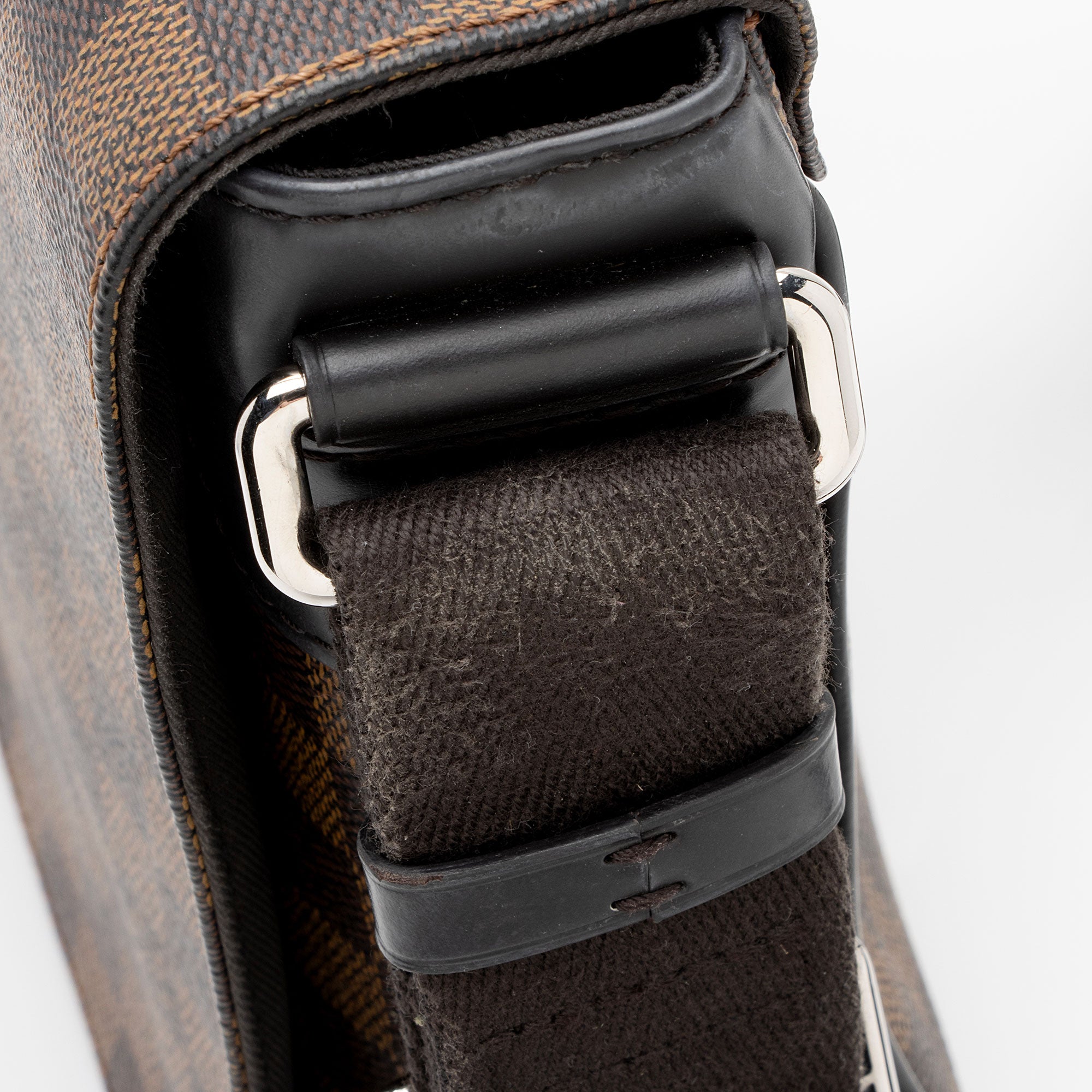 Louis Vuitton Damier Ebene District PM Messenger Bag (SHF-bEG8rt)