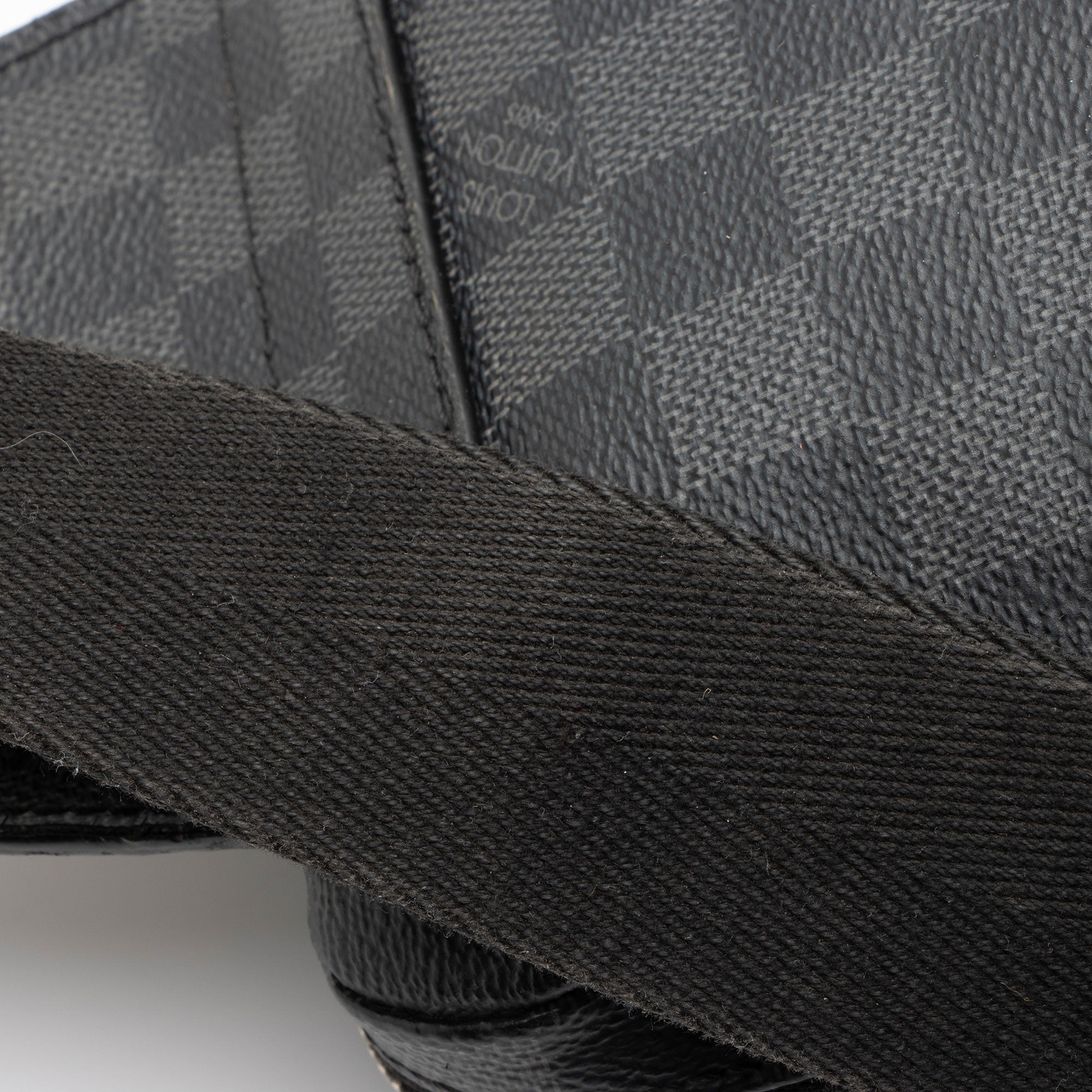 Louis Vuitton Damier Graphite Avenue Sling Bag (SHF-tXtE3t)