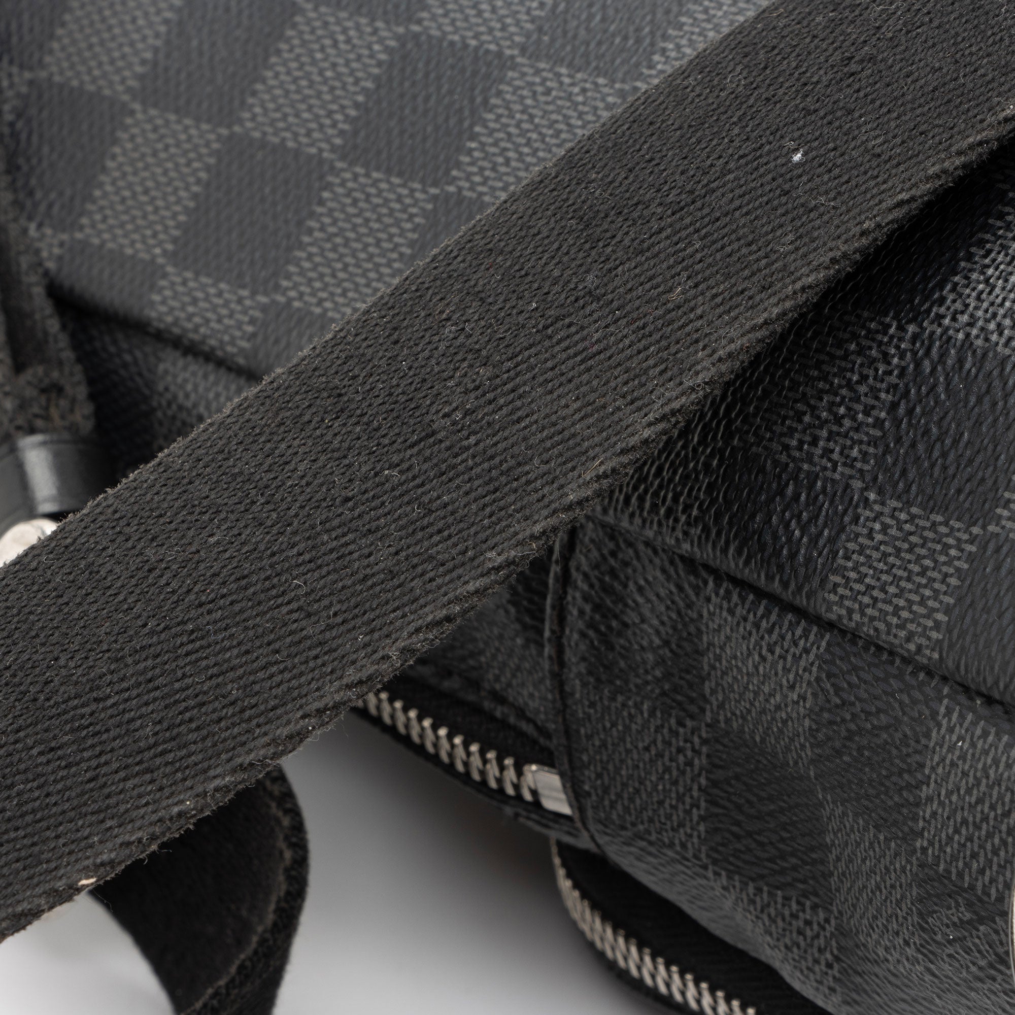 Louis Vuitton Damier Graphite Avenue Sling Bag (SHF-tXtE3t)