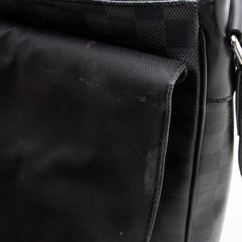Louis Vuitton Damier Graphite District MM Messenger (SHF-17183)