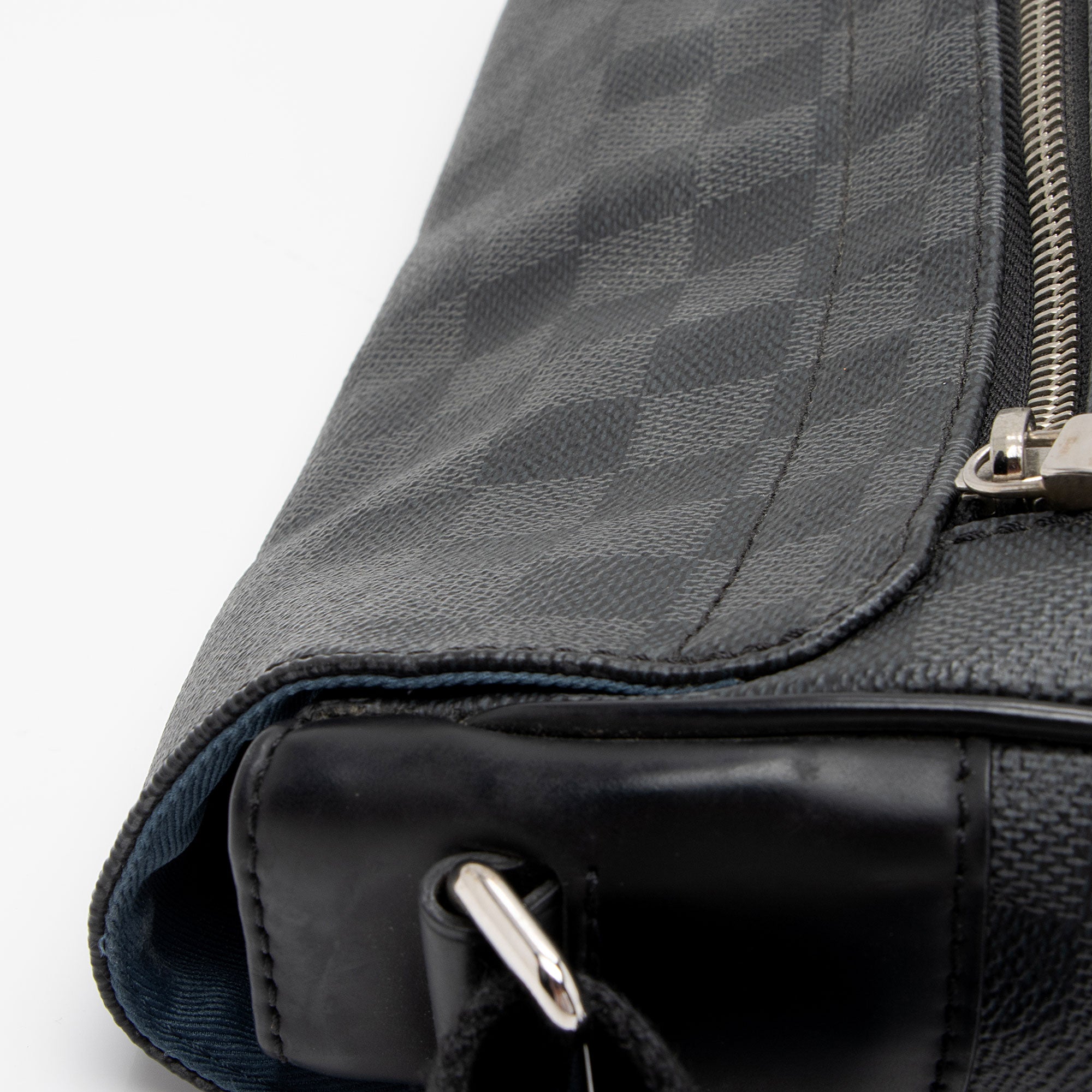 Louis Vuitton Damier Graphite District MM Messenger