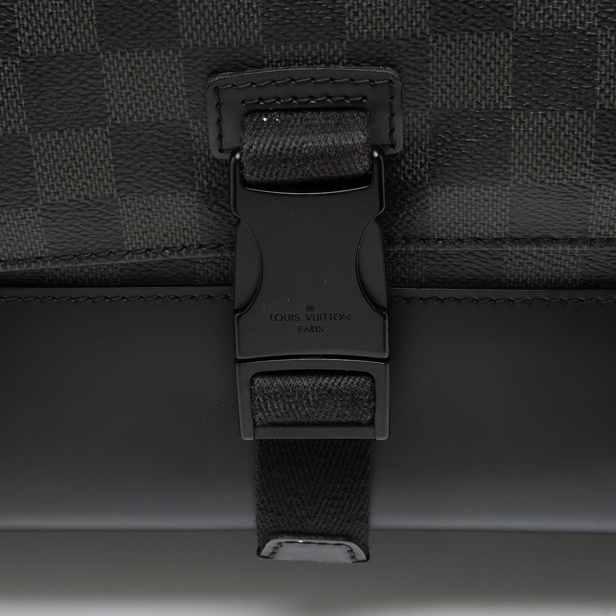 Louis Vuitton Damier Graphite Skyline MM Messenger