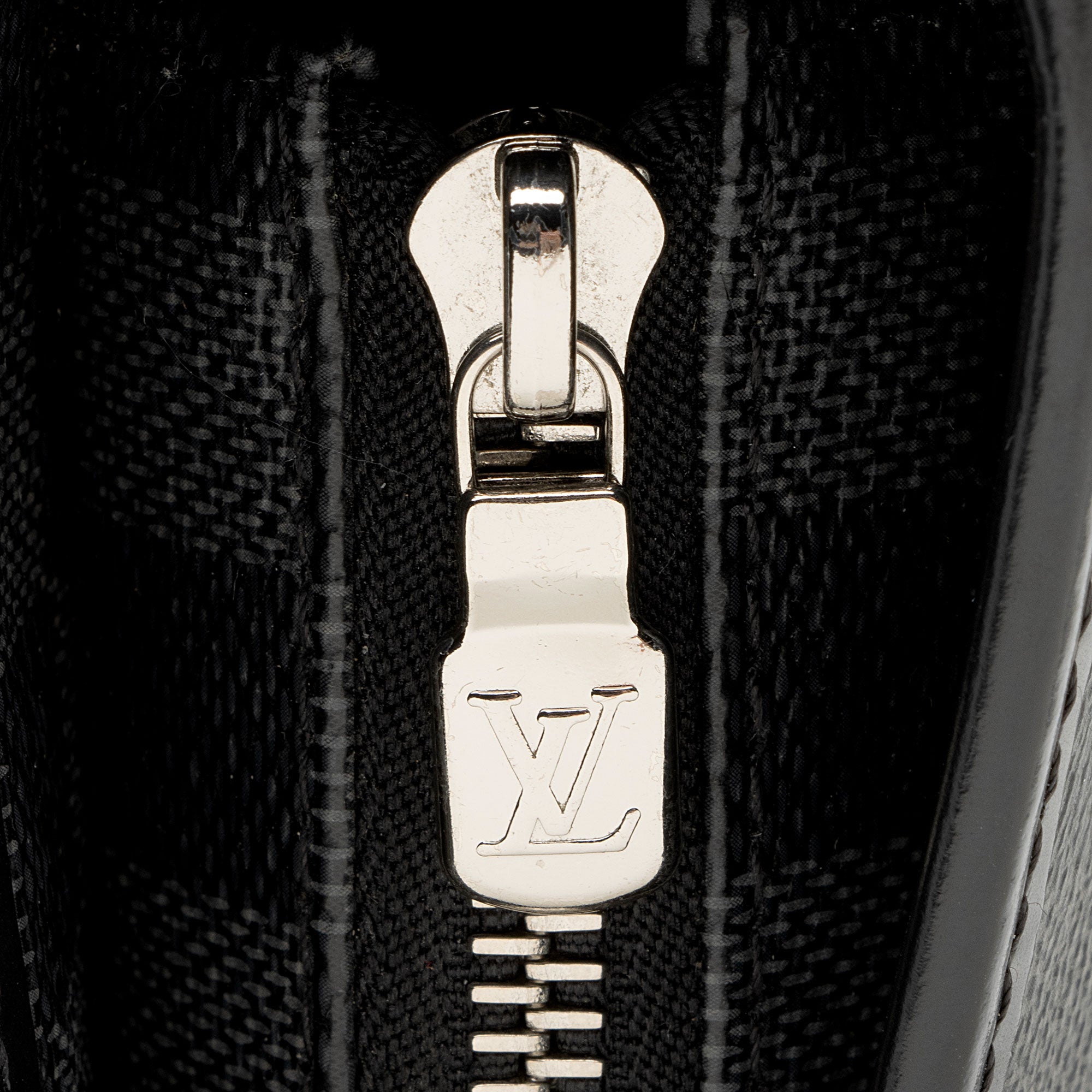 Louis Vuitton Damier Graphite Tadao PM Tote (SHF-Oxs4yX)