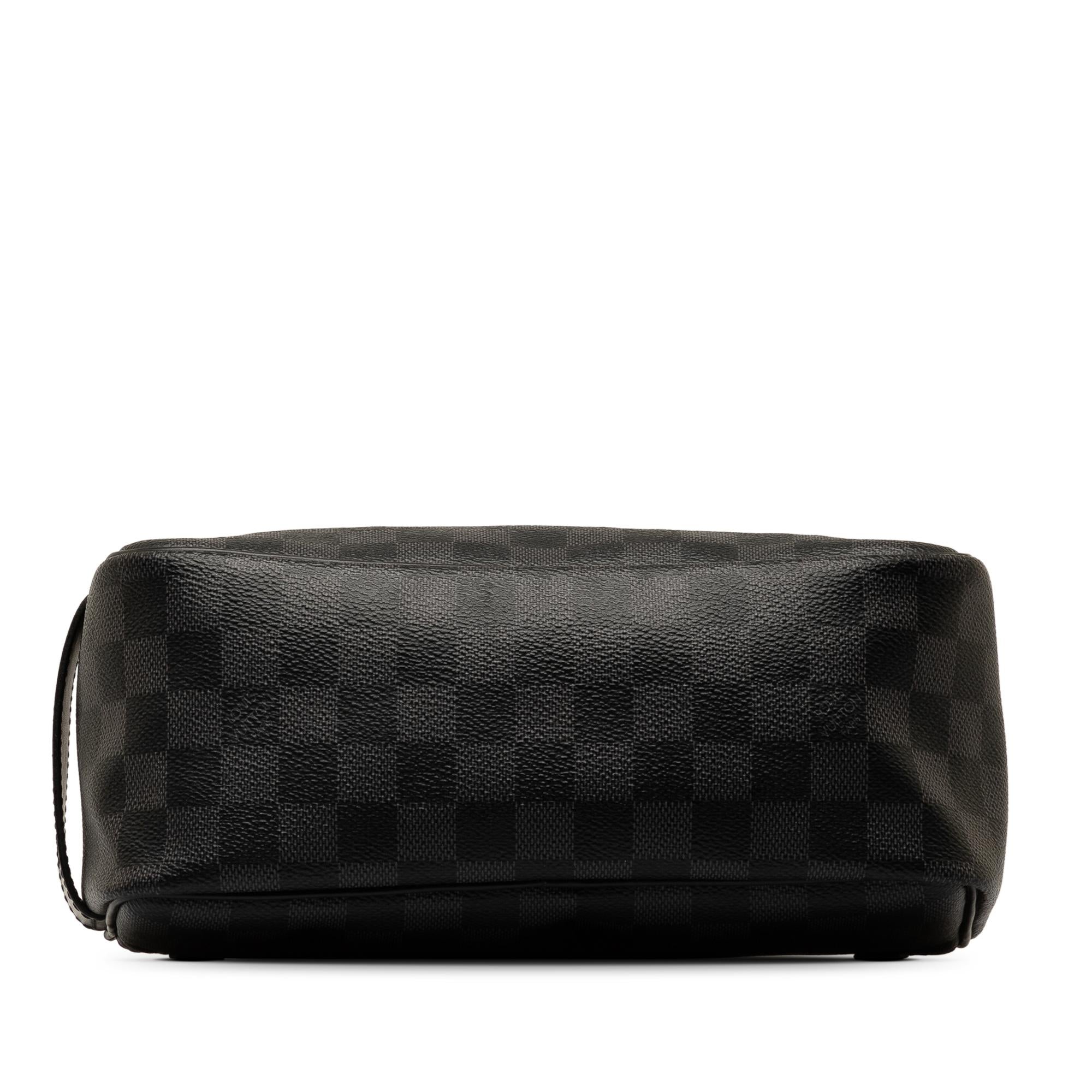 Louis Vuitton Damier Graphite Toiletry Pouch (SHG-izkCc8)