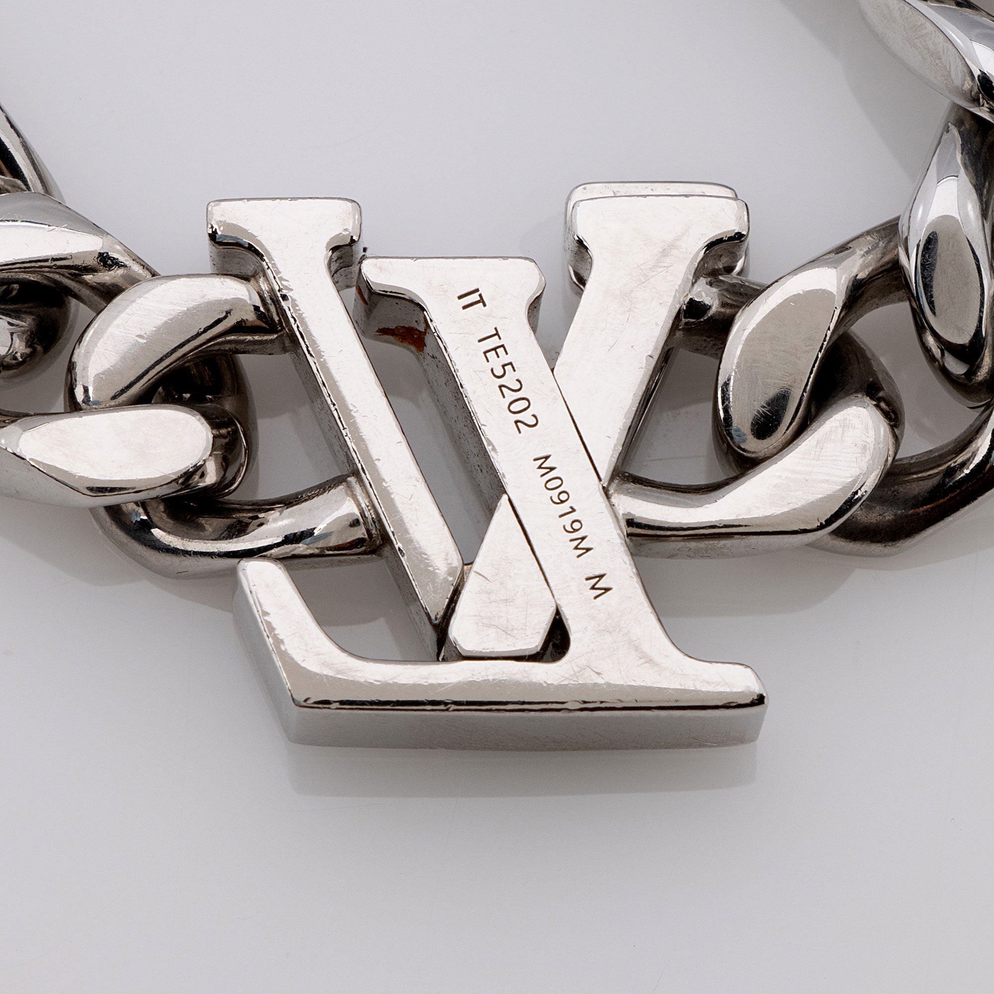 Louis Vuitton Enamel LV Chain Bracelet (SHF-OYmgO5)