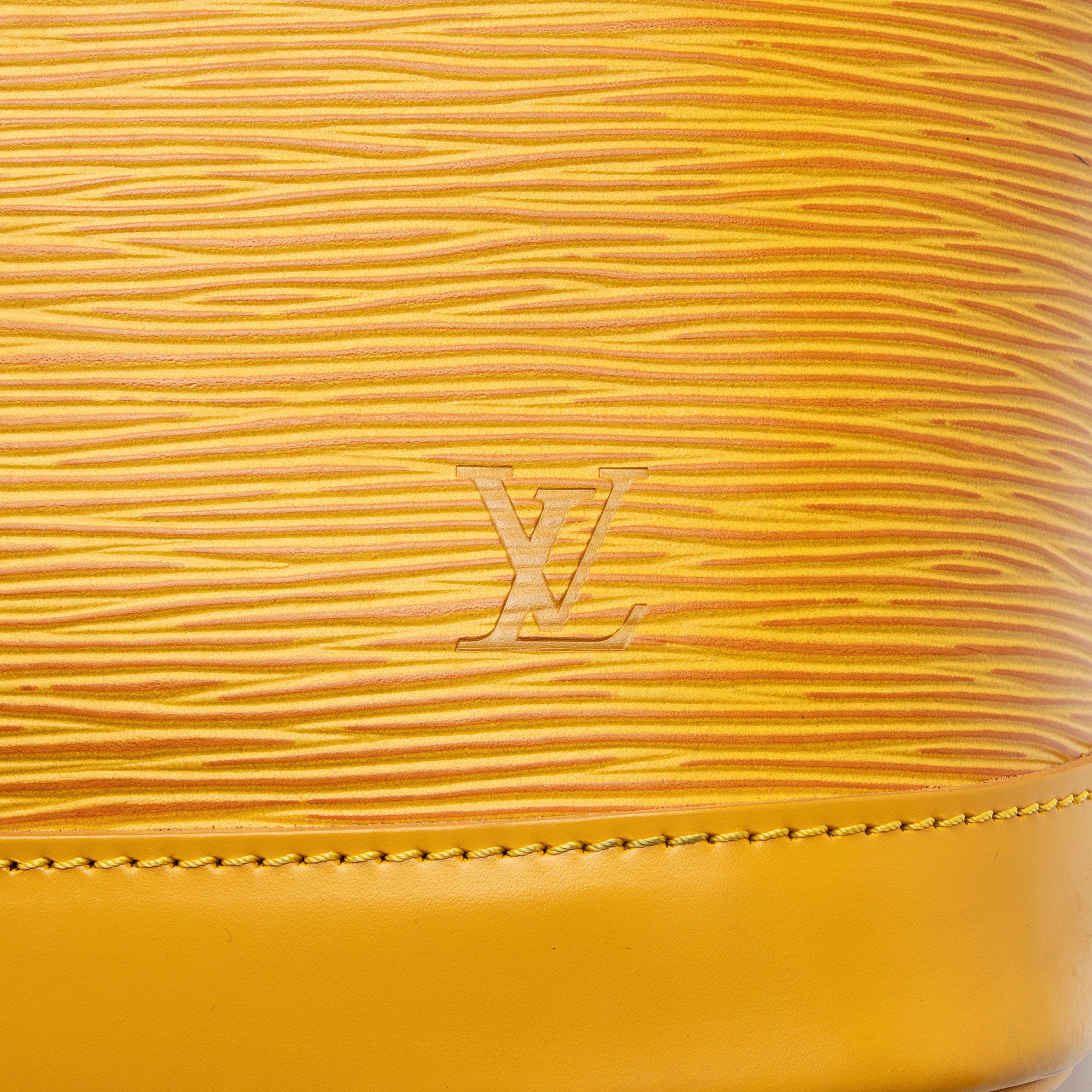 Louis Vuitton Vintage Epi Leather Alma PM Satchel (SHF-1smCHV)
