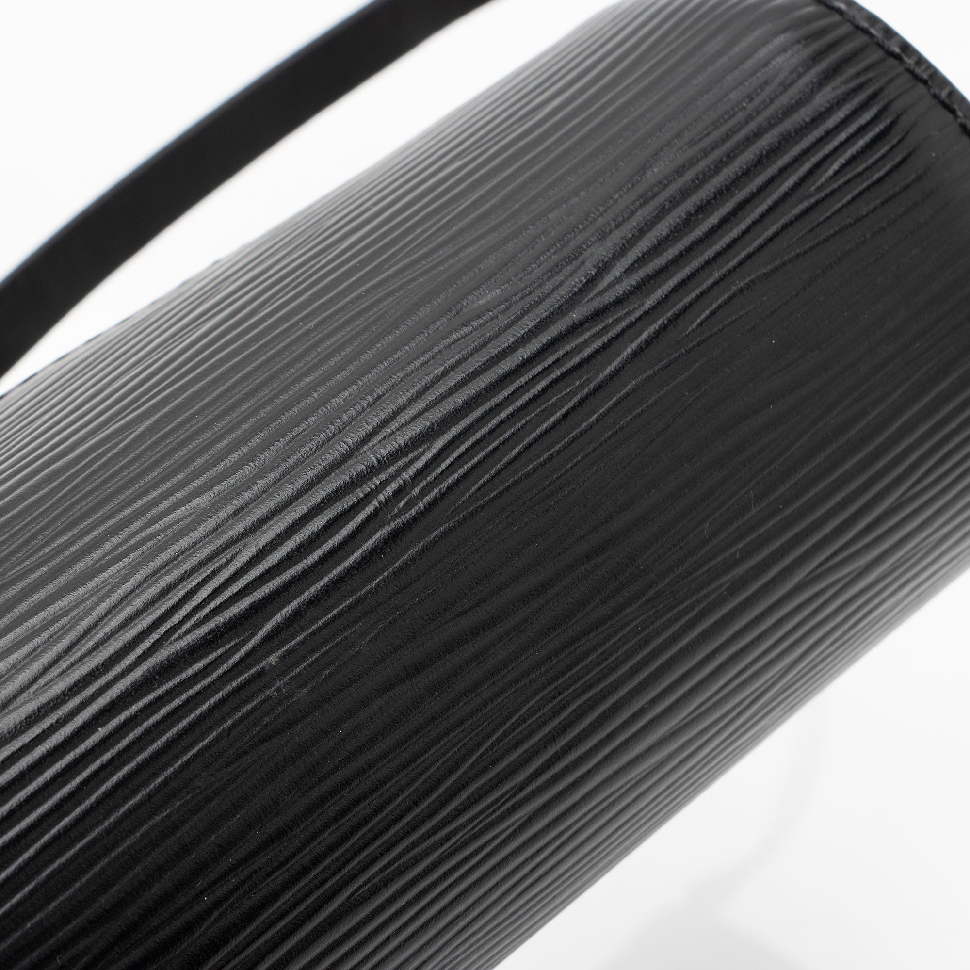 Louis Vuitton Epi Leather Round Pochette (SHF-9AGMrJ)