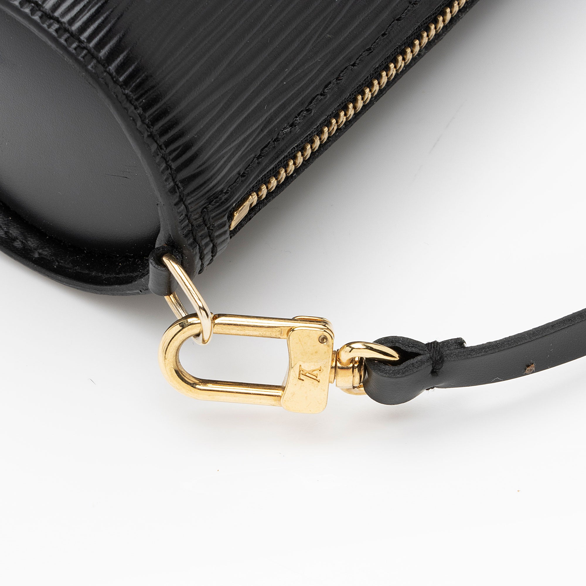 Louis Vuitton Epi Leather Round Pochette (SHF-9AGMrJ)