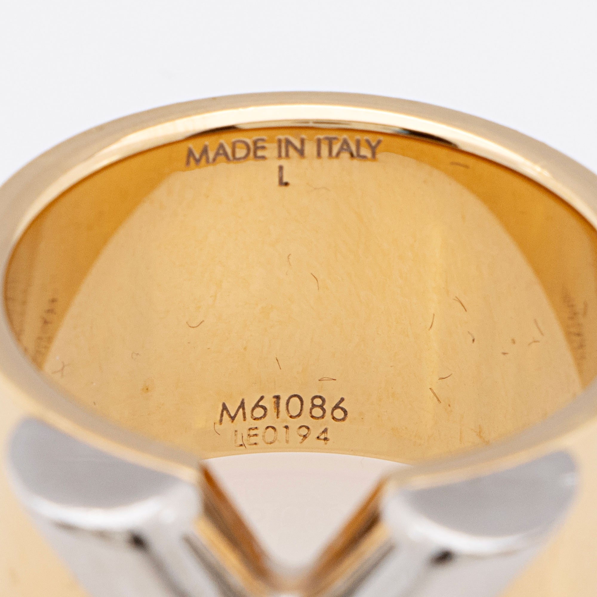 Louis Vuitton Essential V Ring - Size 8 1/2 (SHF-tGF9GJ)