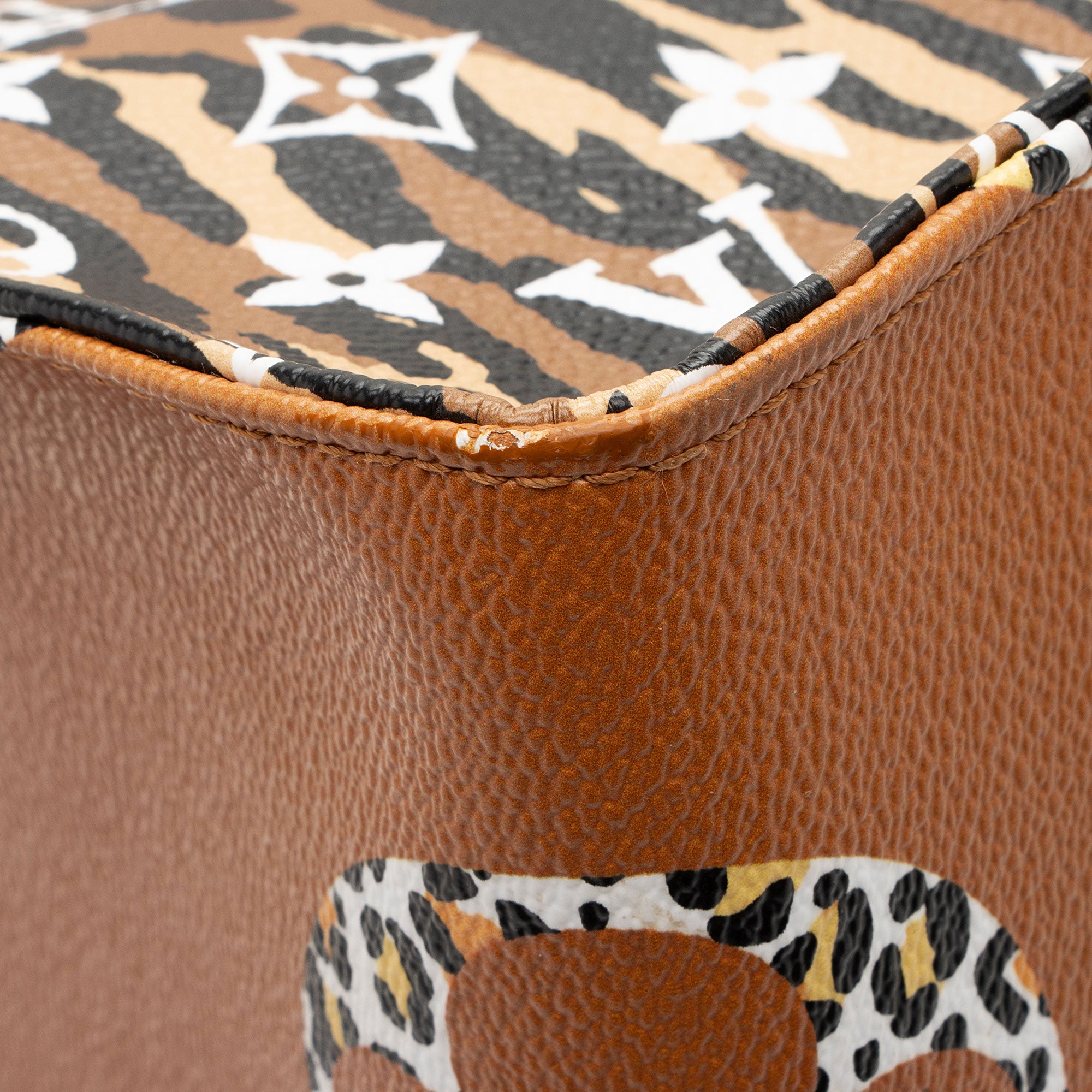 Louis Vuitton Giant Monogram Canvas Jungle Onthego GM Tote (SHF-UZF7TB)