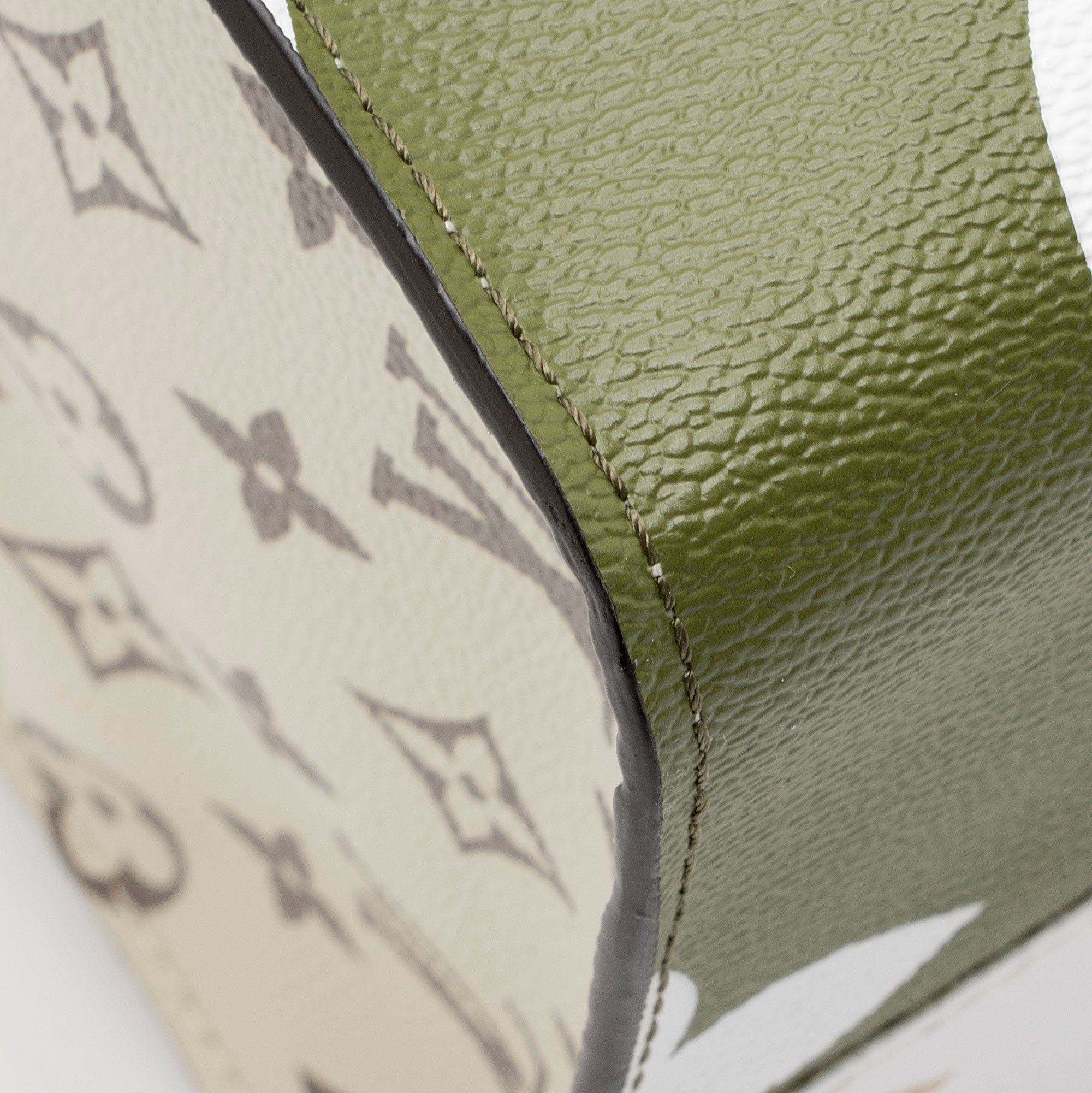 Louis Vuitton Giant Monogram Canvas Onthego GM Tote (SHF-2OCOFy)