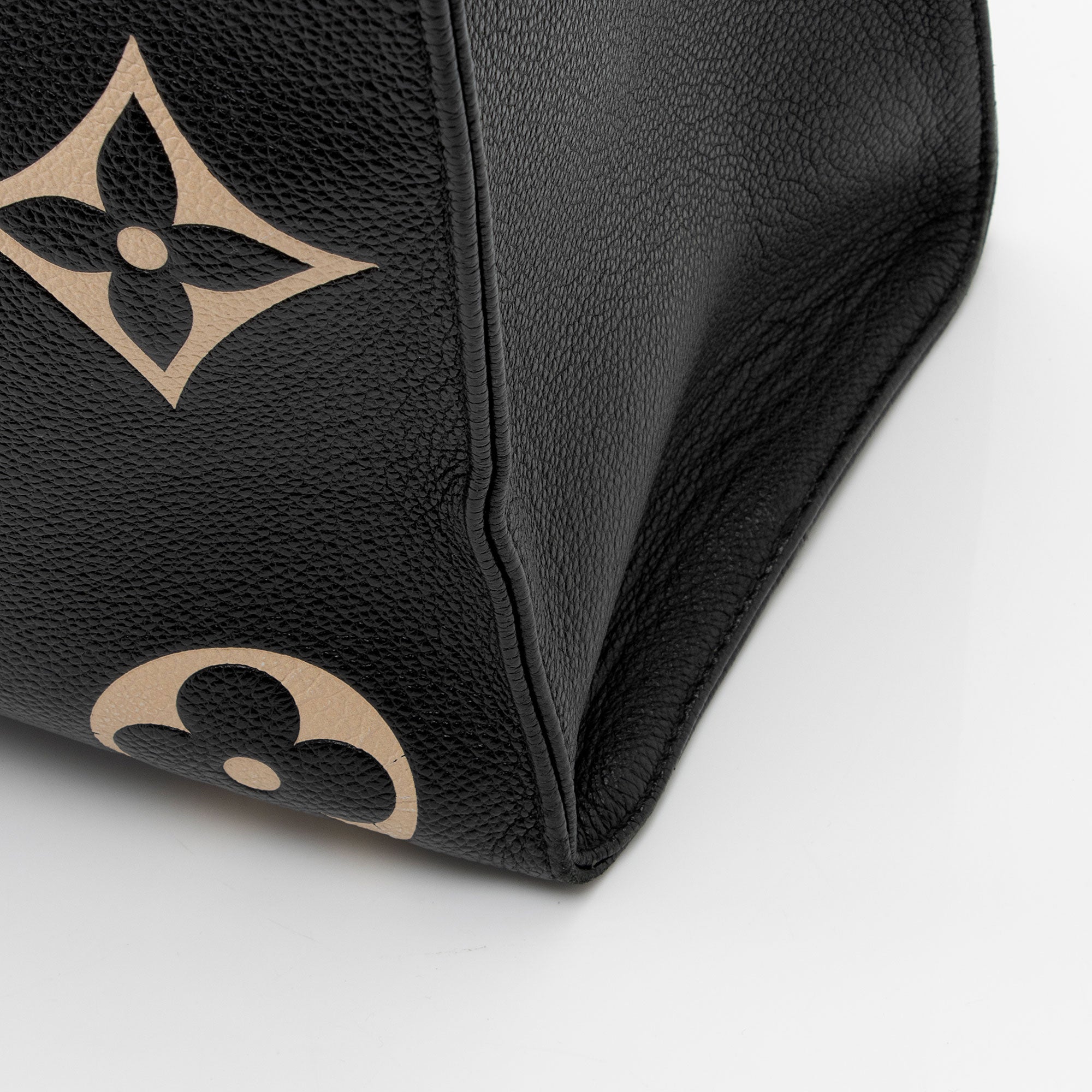 Louis Vuitton Giant Monogram Empreinte Bicolor Bicolor Onthego MM Tote (SHF-kjKSB8)