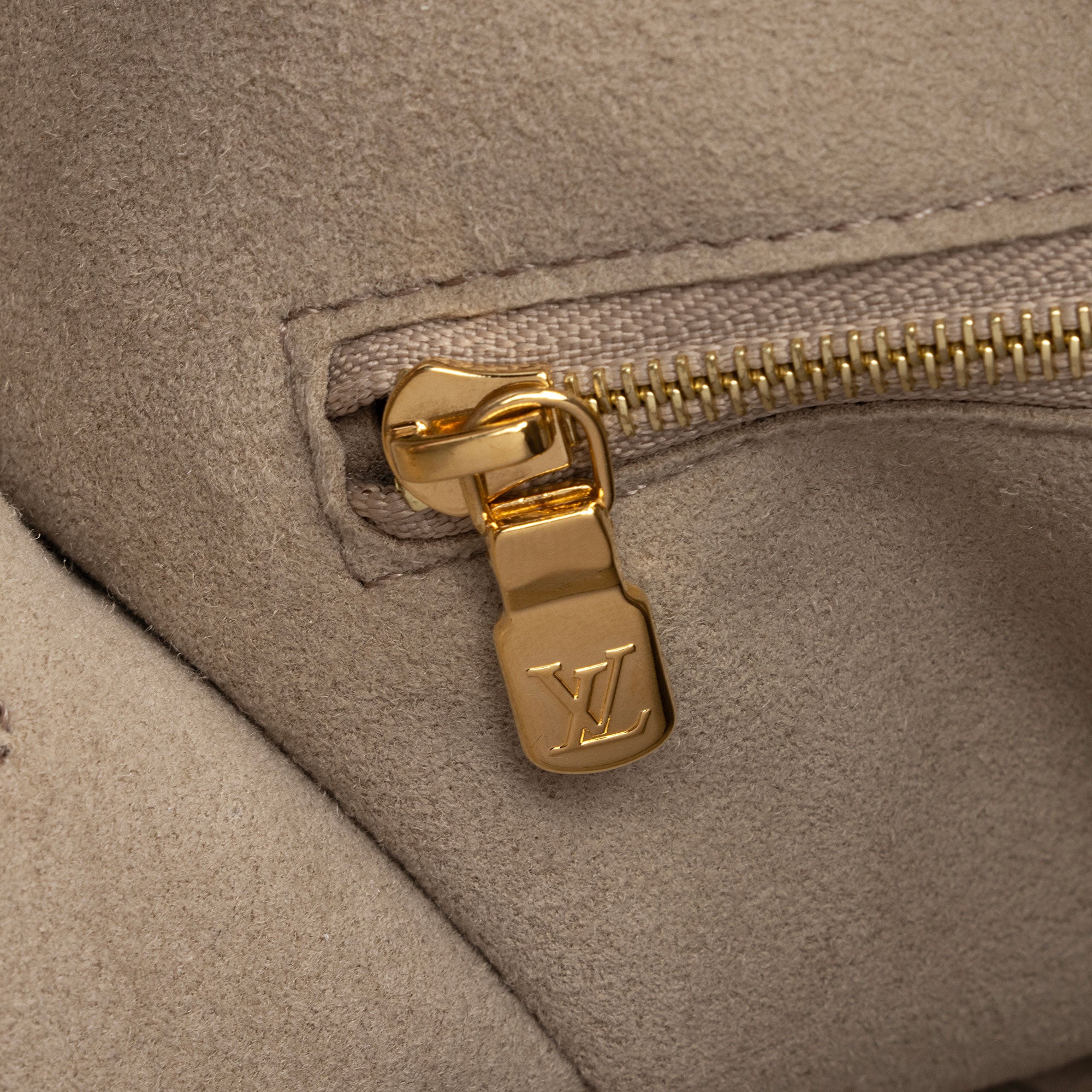 Louis Vuitton Giant Monogram Empreinte Speedy Bandouliere 25 Satchel (SHF-IaNyOF)