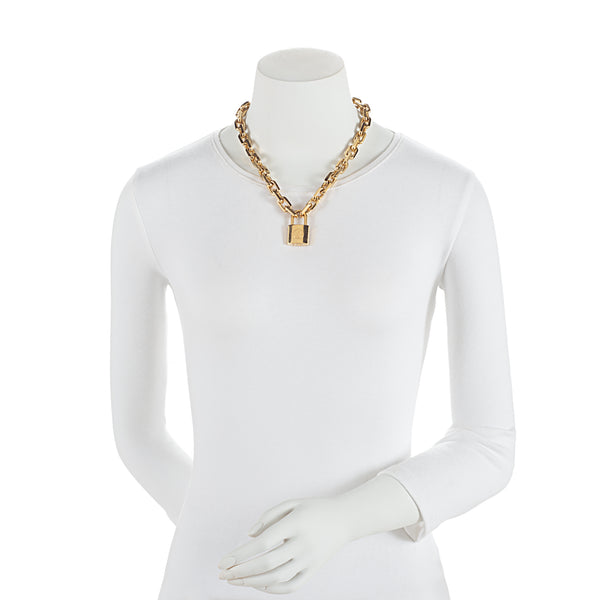 Louis Vuitton® LV Edge Necklace Cadenas Gold. Size in 2023