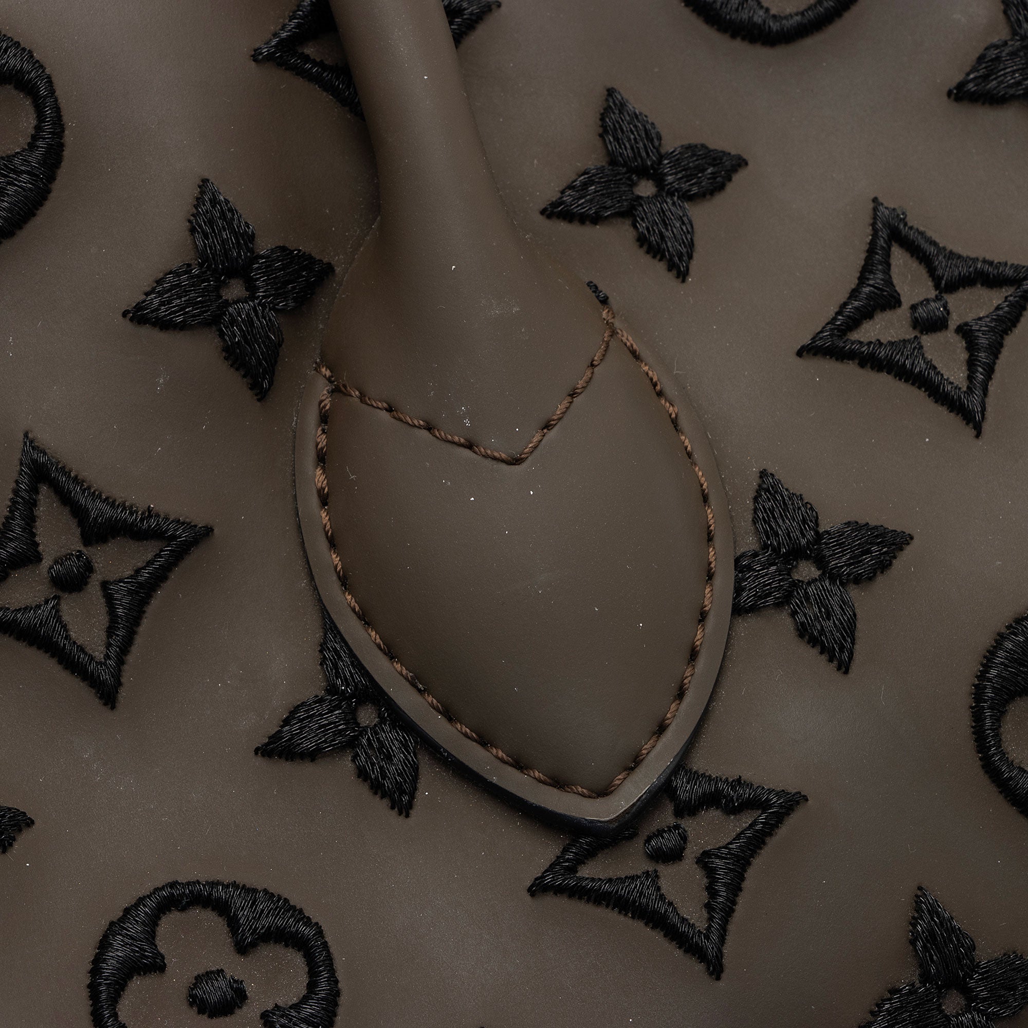 Louis Vuitton Limited Edition Monogram Addiction Lockit MM Bag (SHF-hQVO0M)