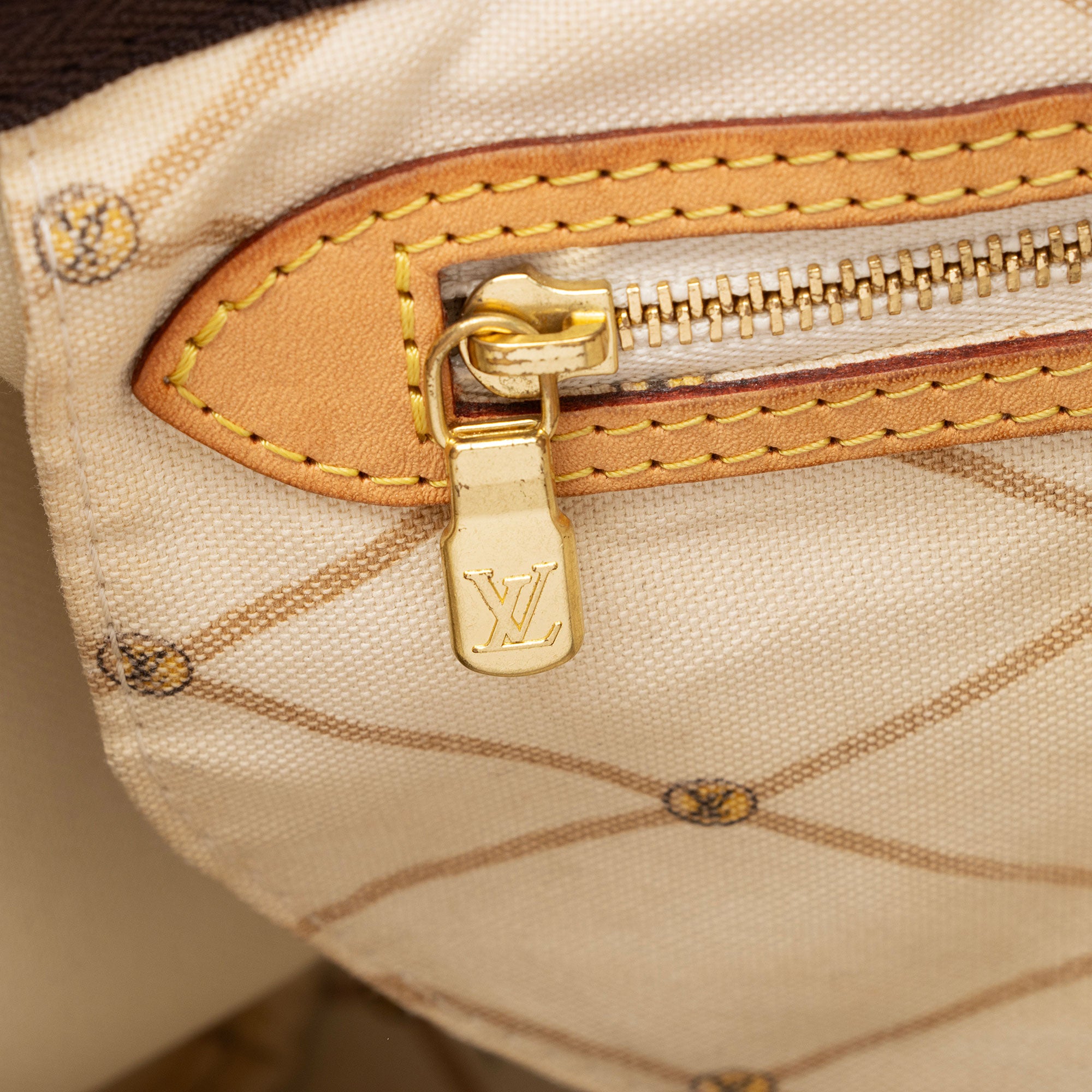 Louis Vuitton Limited Edition Monogram Canvas Summer Trunk Speedy Bandouliere 30 Satchel (SHF-IP1m00)