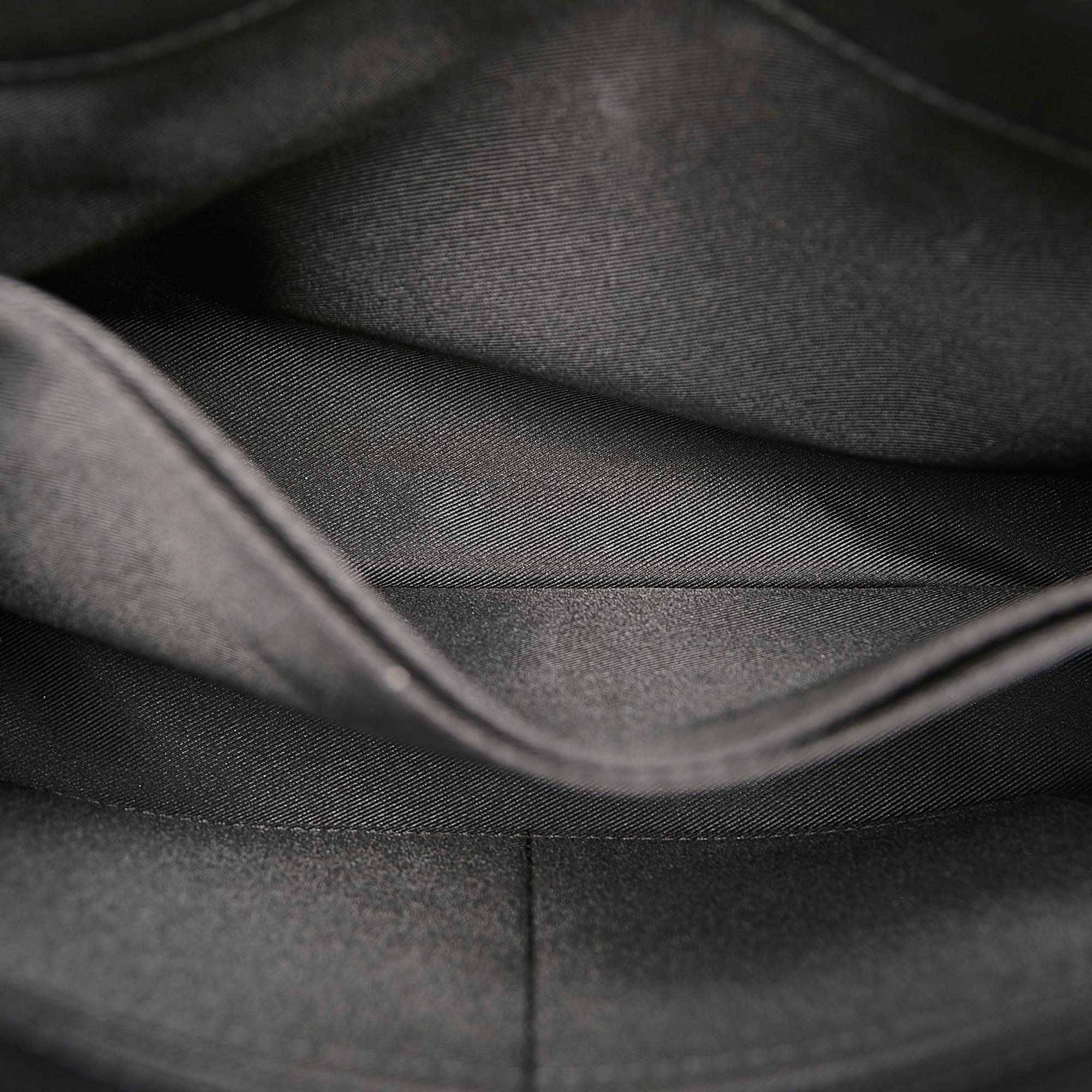 Louis Vuitton LockMe II (SHG-31266)