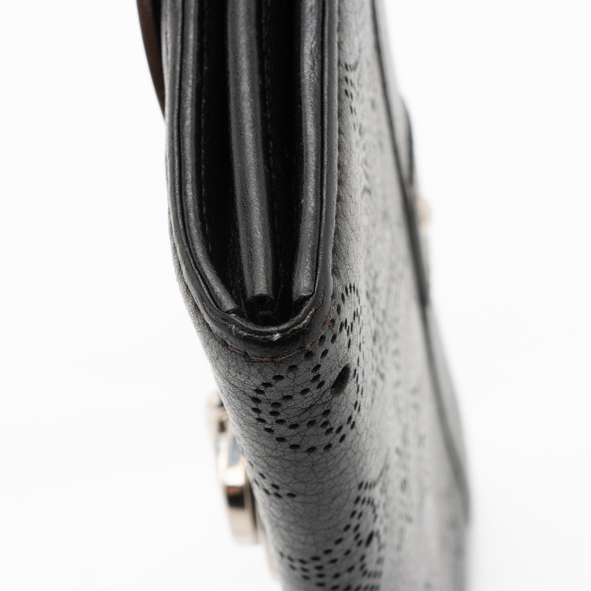 Louis Vuitton Mahina Leather Amelia Wallet (SHF-YicIHU)