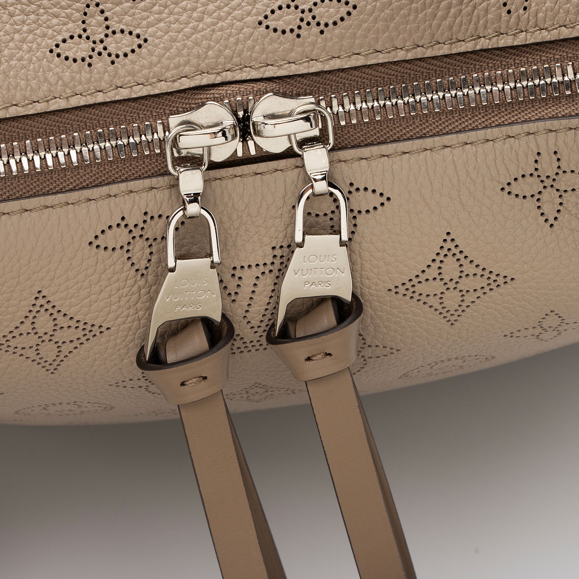 Louis Vuitton Mahina Leather Beaubourg MM Hobo (SHF-MAmhQi)