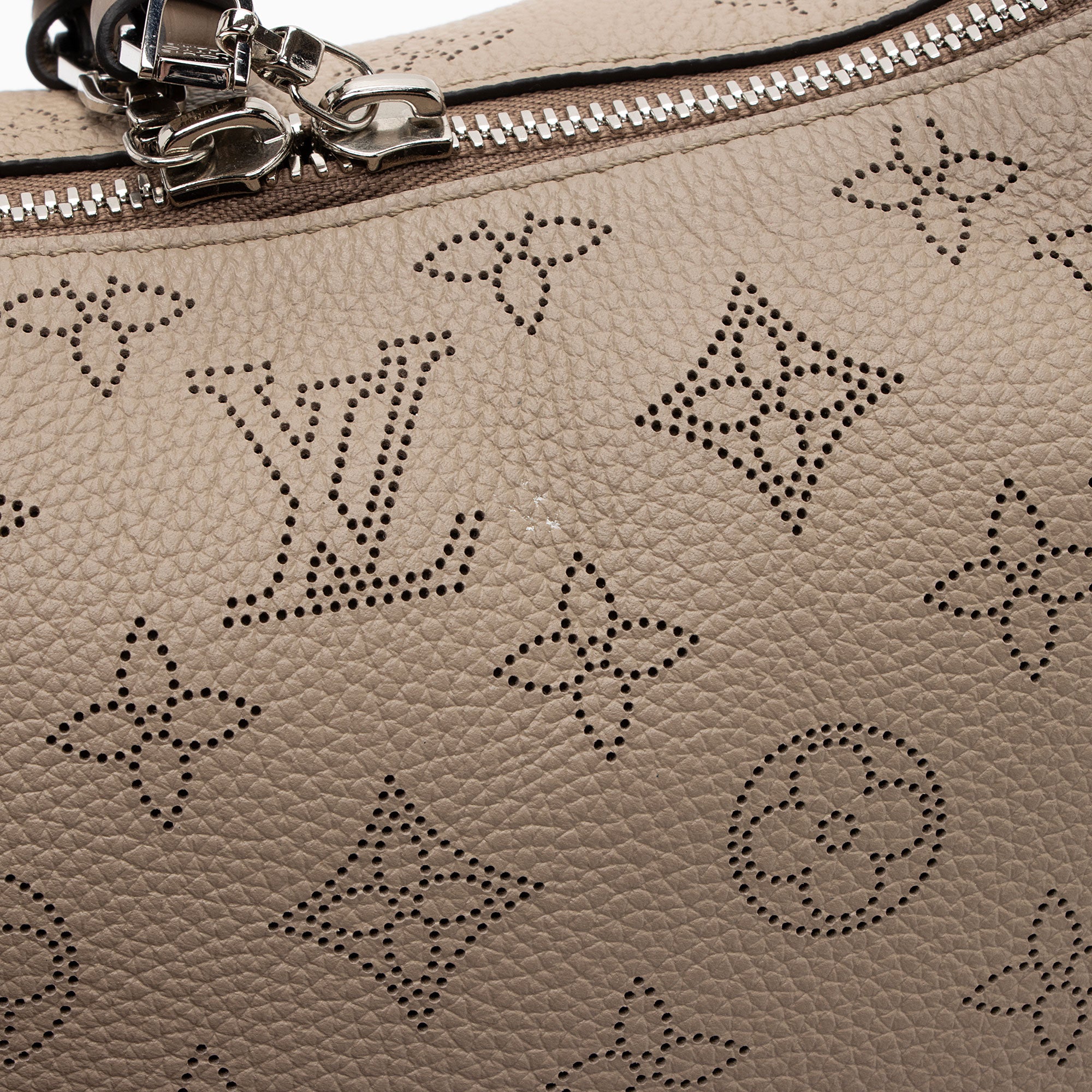 Louis Vuitton Mahina Leather Beaubourg MM Hobo (SHF-MAmhQi)