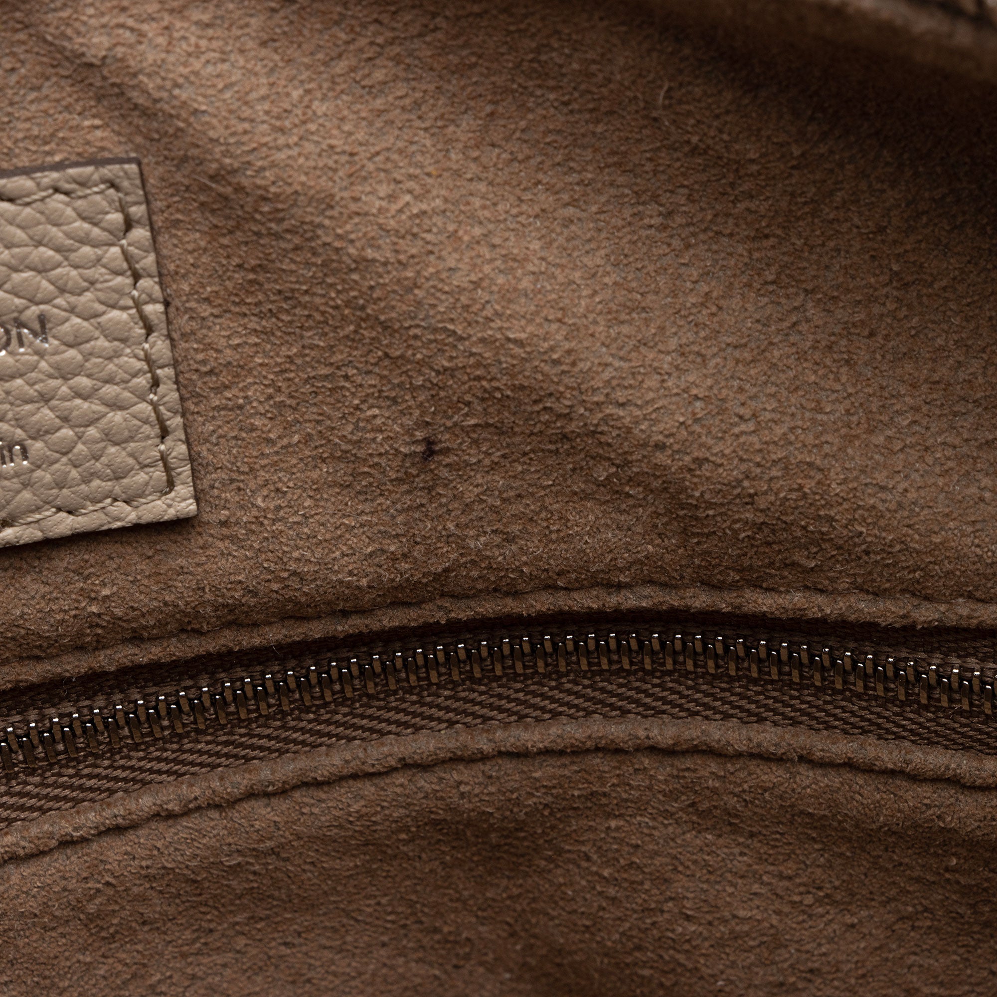 Louis Vuitton Mahina Leather Beaubourg MM Hobo (SHF-MAmhQi)