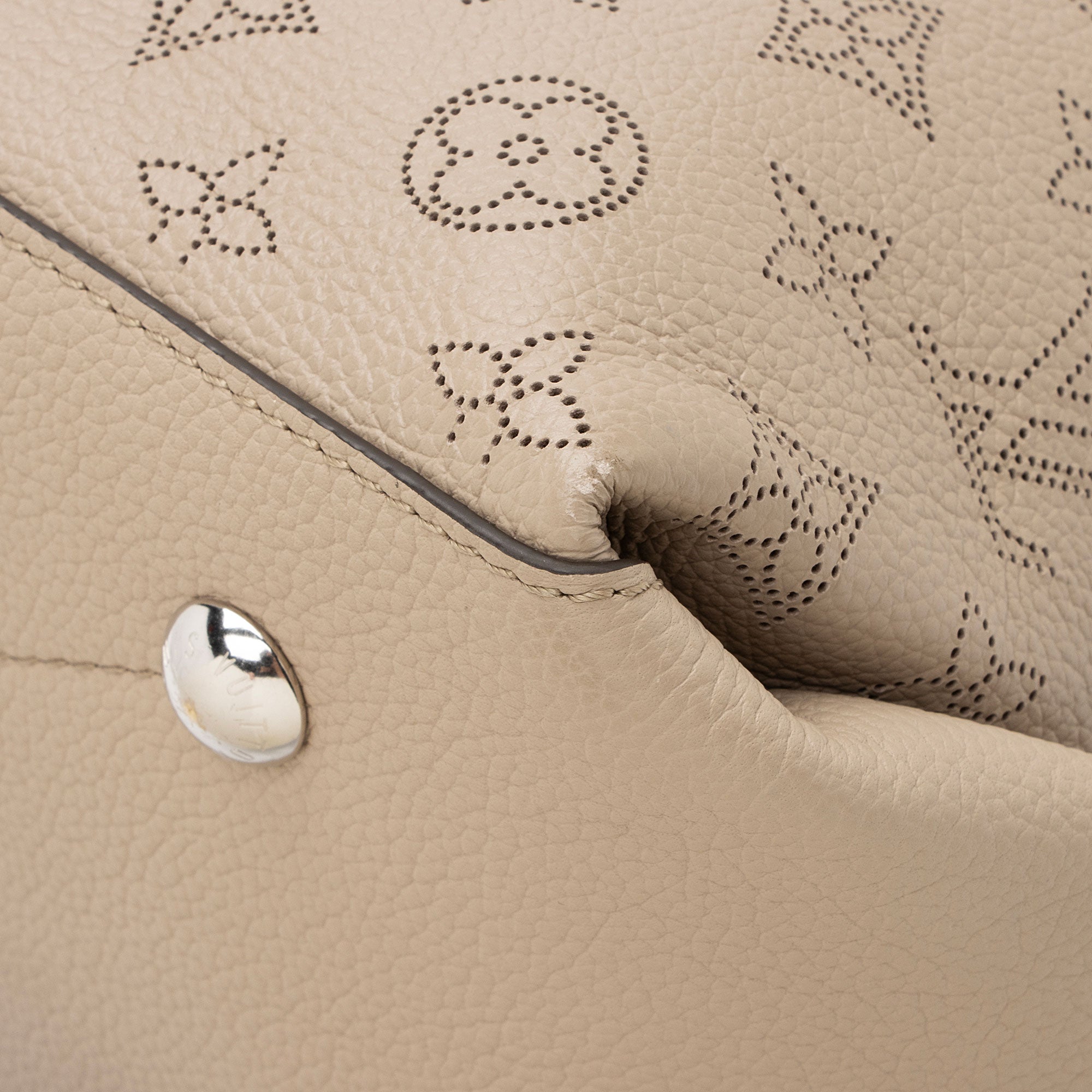 Louis Vuitton Mahina Leather Beaubourg MM Hobo (SHF-MAmhQi)