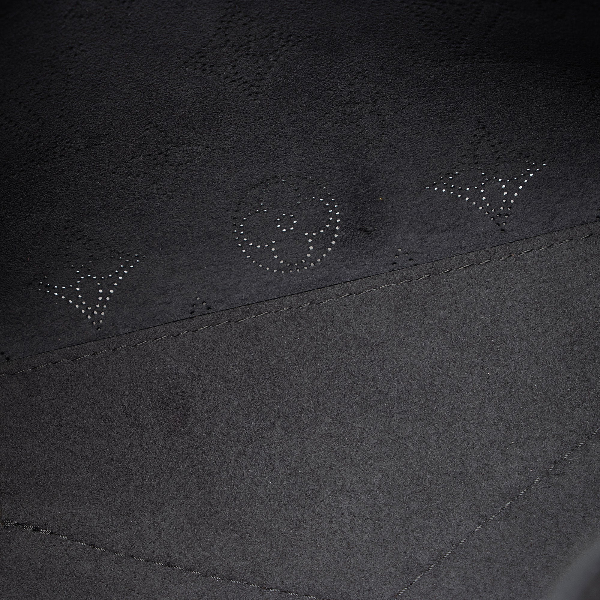 Louis Vuitton Mahina Leather Bella Bucket Bag (SHF-CcyhzL)