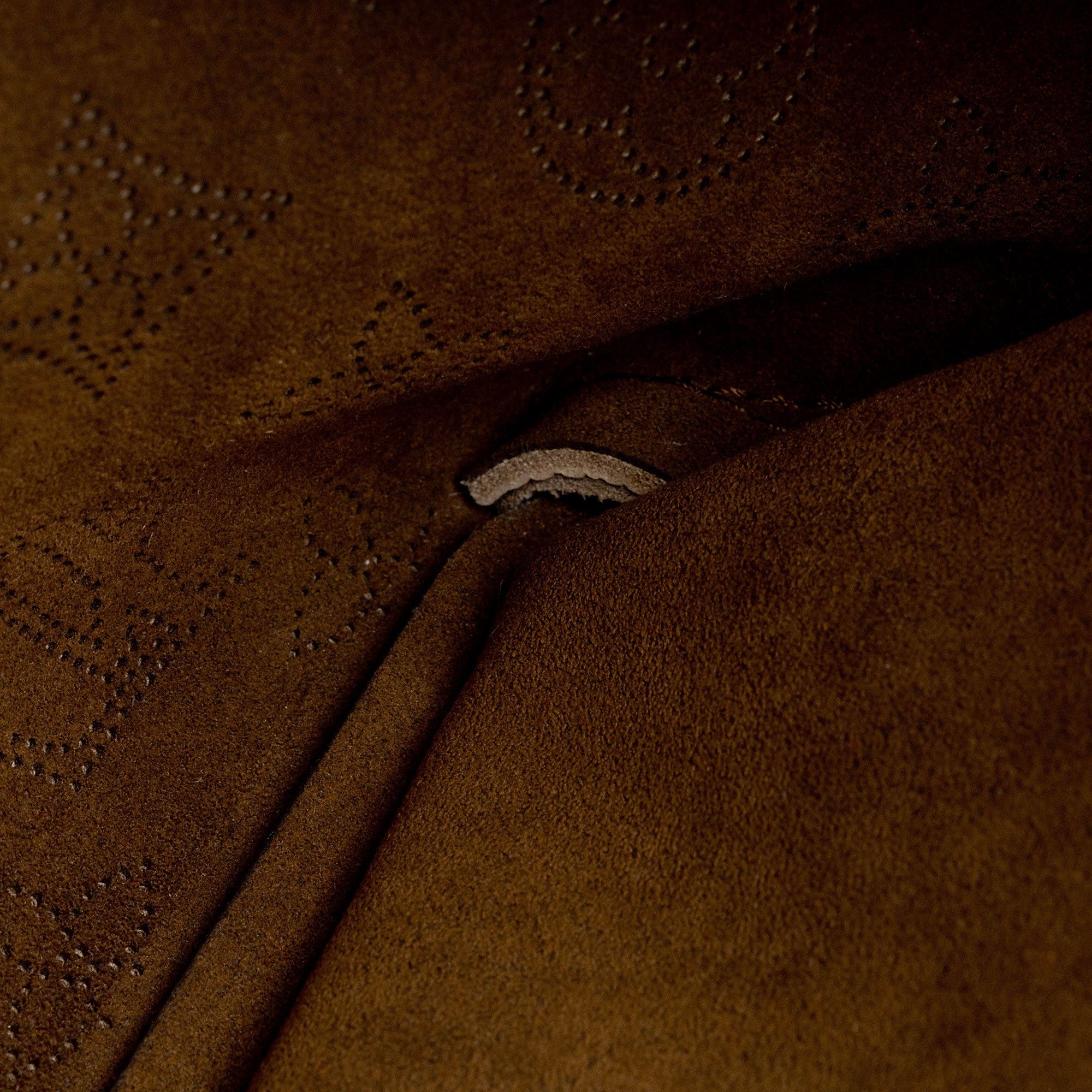 Louis Vuitton Mahina Leather Bella Tote (SHF-pGCMeu)