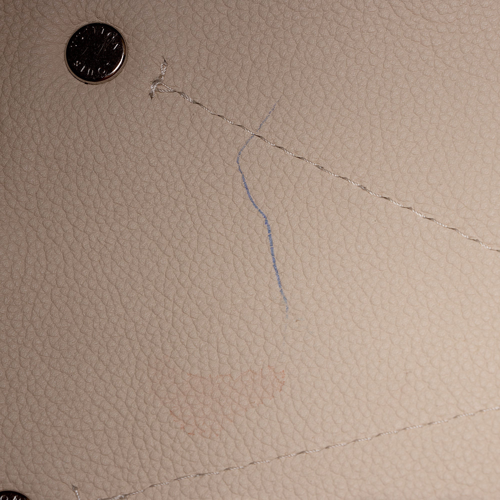 Louis Vuitton Mahina Leather Carmel Hobo (SHF-I2e2sp)