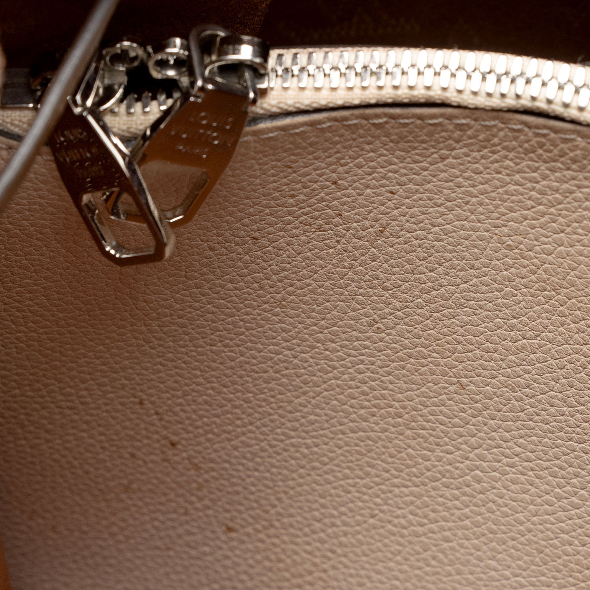 Louis Vuitton Mahina Leather Muria Bucket Bag (SHF-BNsEFh)